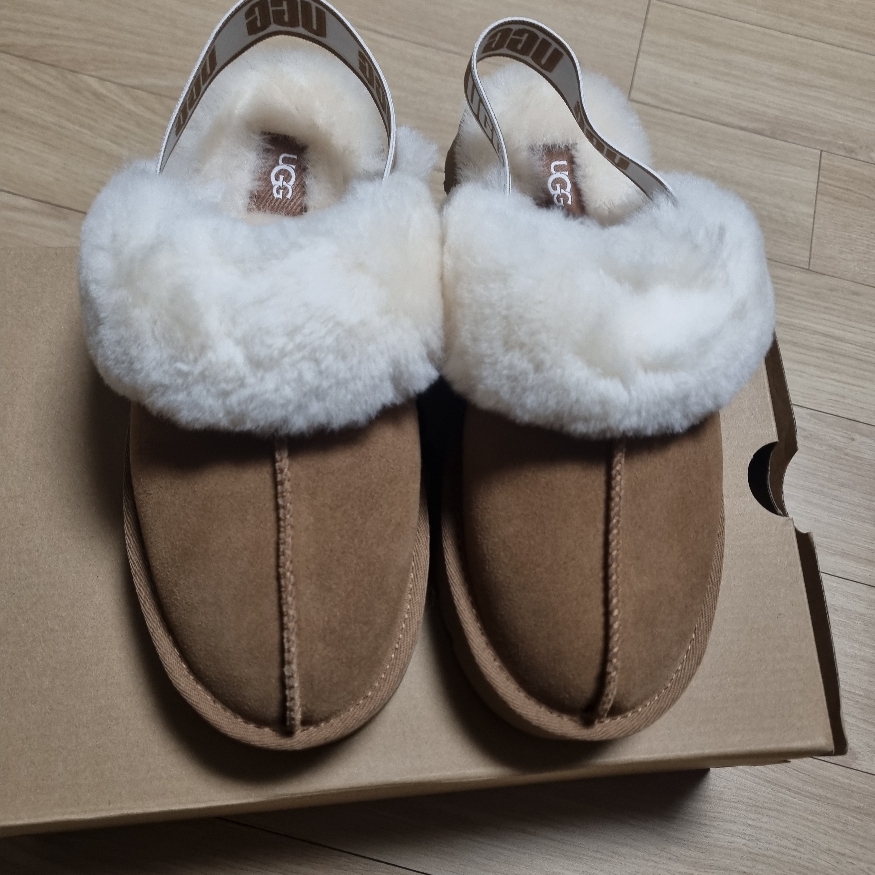 (Kids) UGG Funkette Slides Chestnut 착용 스타일 - 2