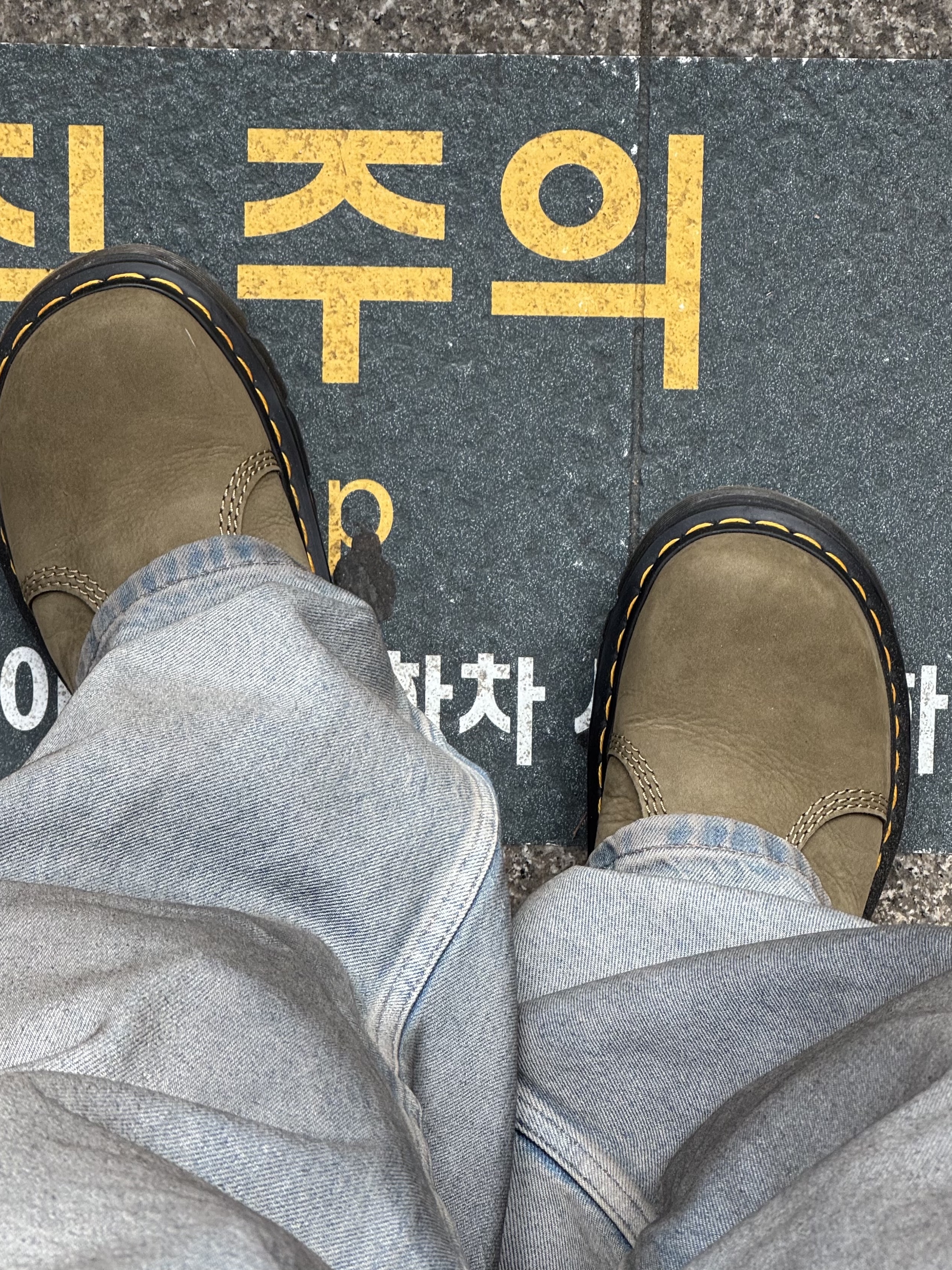 (W) Dr. Martens Zebzag Rigger Leather Boots DMS Olive 착용 스타일 - 1