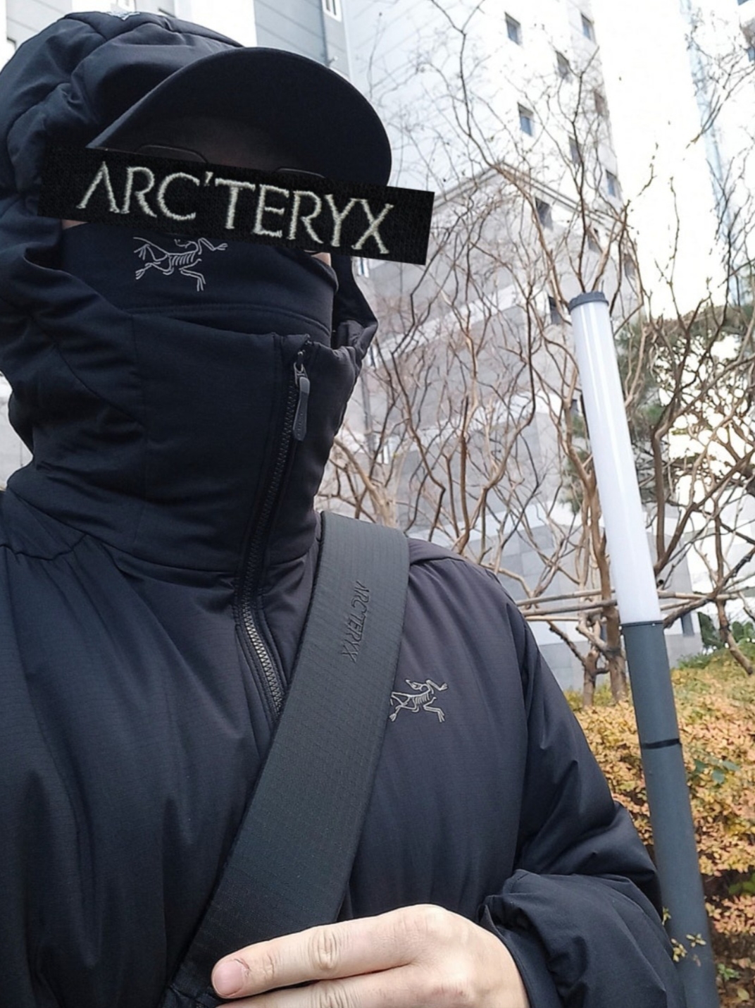 Arc'teryx Gore 5 Panel Cap Black, Arc'teryx Kragg Cotton LS T-Shirt White Light Black 착용 스타일 - 2