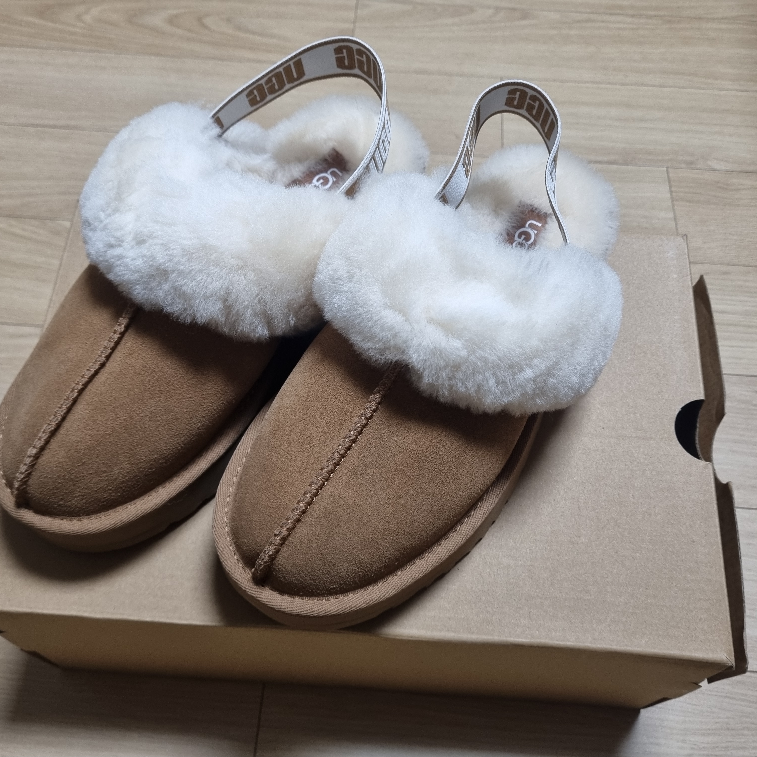 (Kids) UGG Funkette Slides Chestnut 착용 스타일 - 1