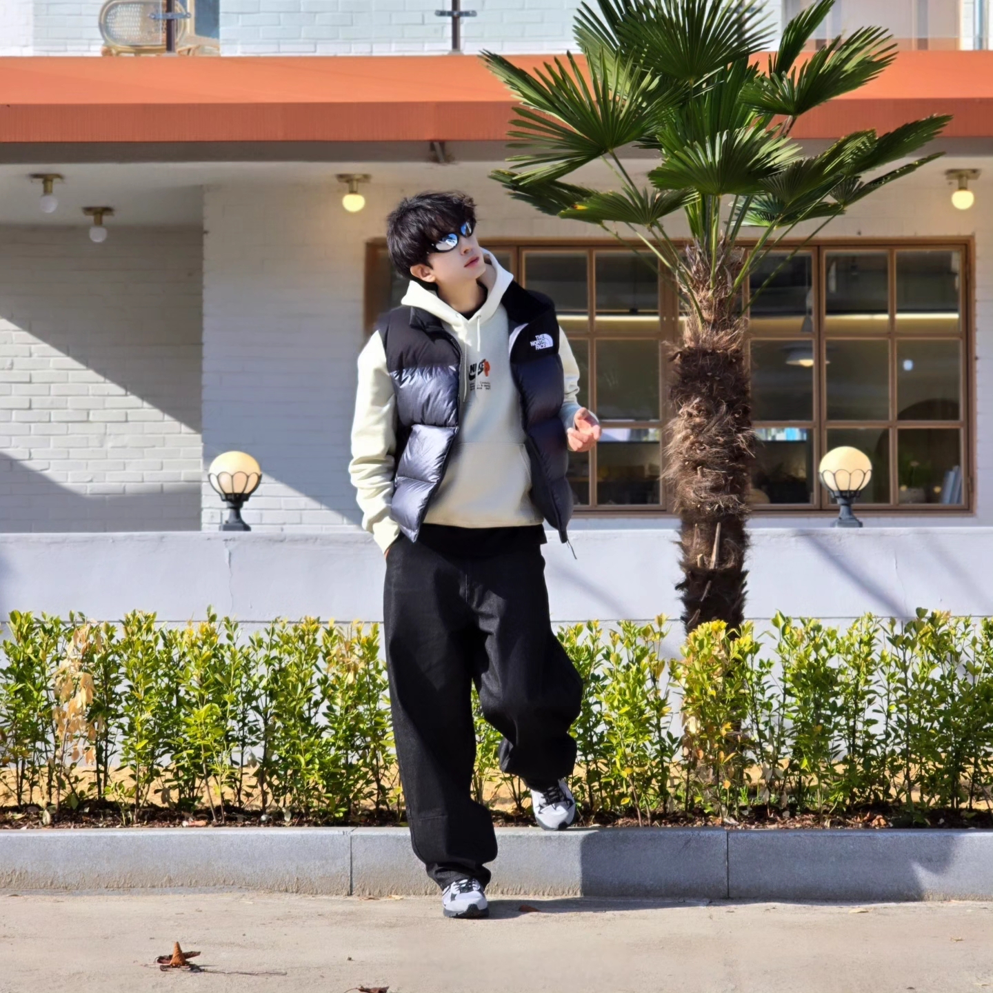 The North Face Novelty Nuptse Vest RDS Dark Gray - 25FW, Nike Club Fleece Pullover Hoodie Light Khaki 착용 스타일 - 3