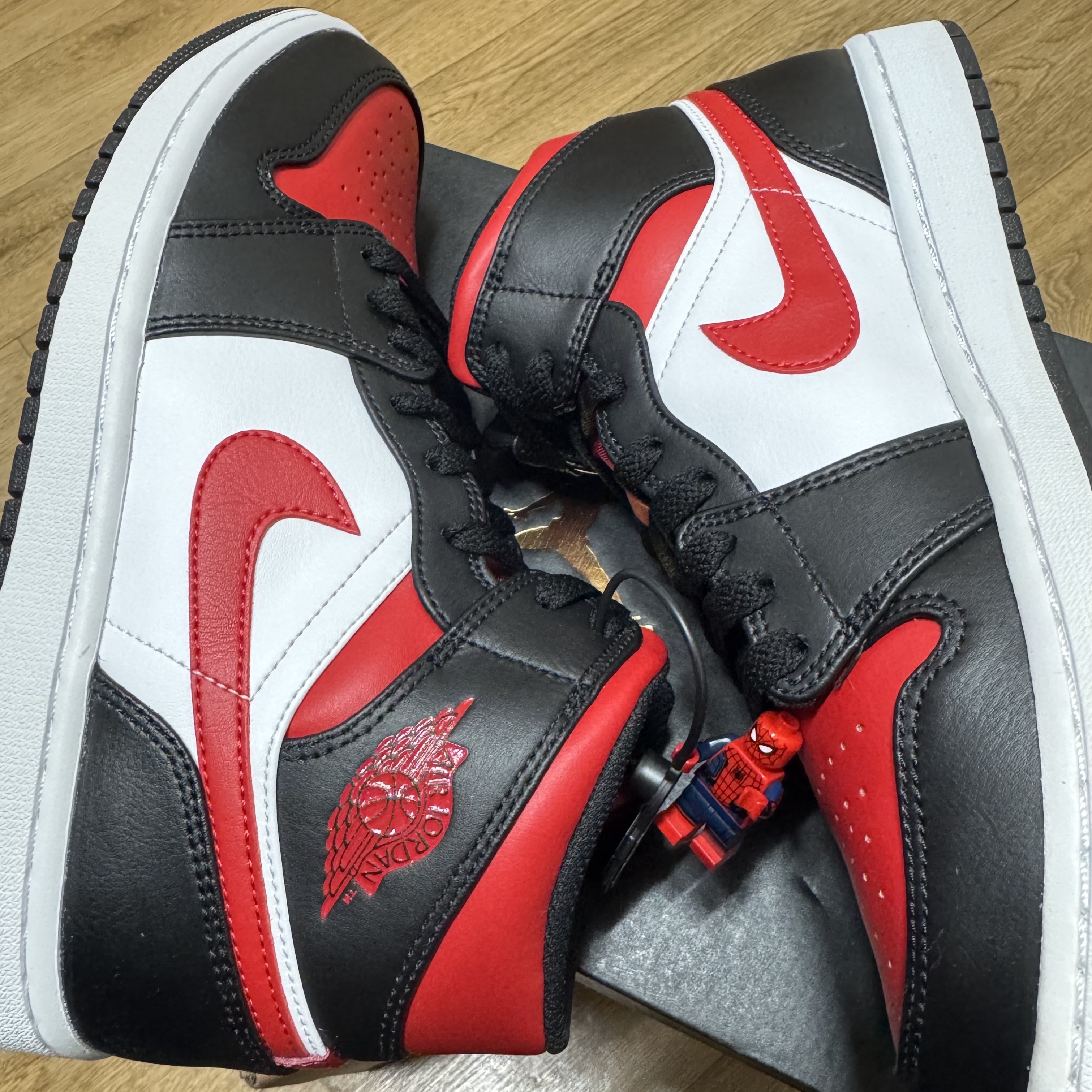 Jordan 1 Mid Black Fire Red 착용 스타일