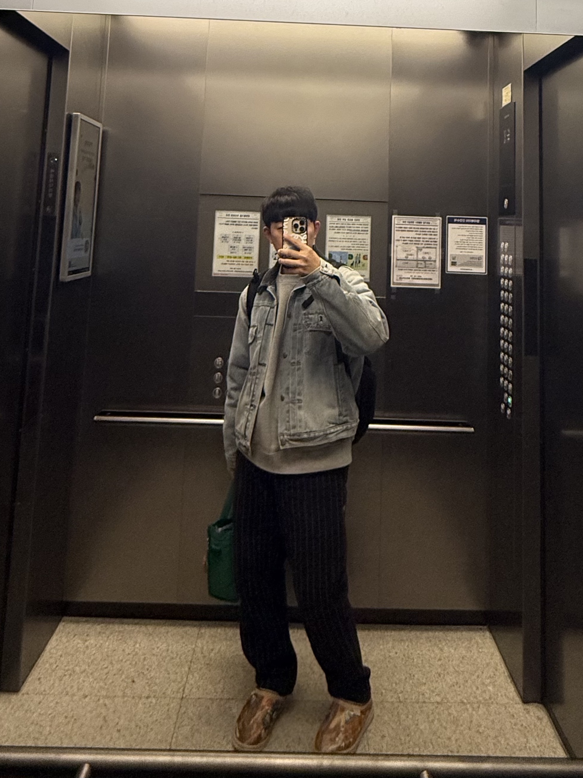 Stussy x Levi's Embossed Trucker Jacket Indigo, UGG x Palace Tasman Slipper Chestnut Camo 착용 스타일