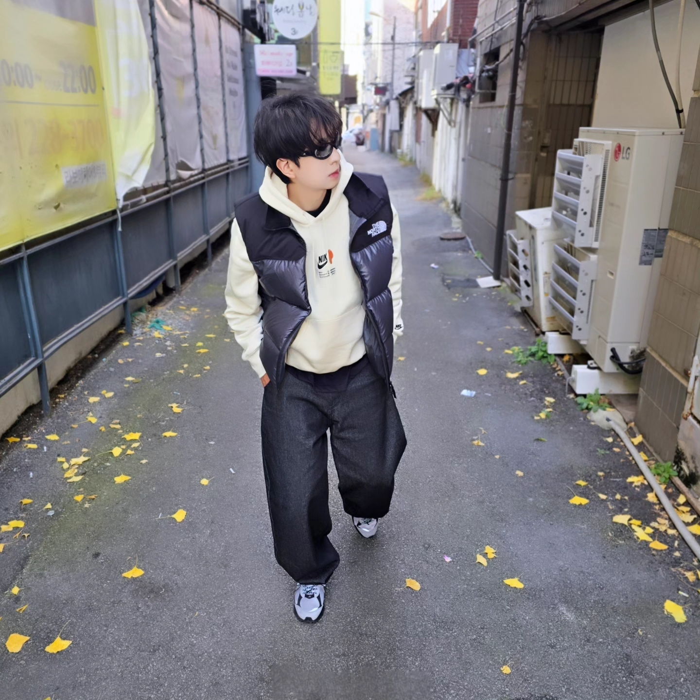The North Face Novelty Nuptse Vest RDS Dark Gray - 25FW, Nike Club Fleece Pullover Hoodie Light Khaki 착용 스타일 - 1