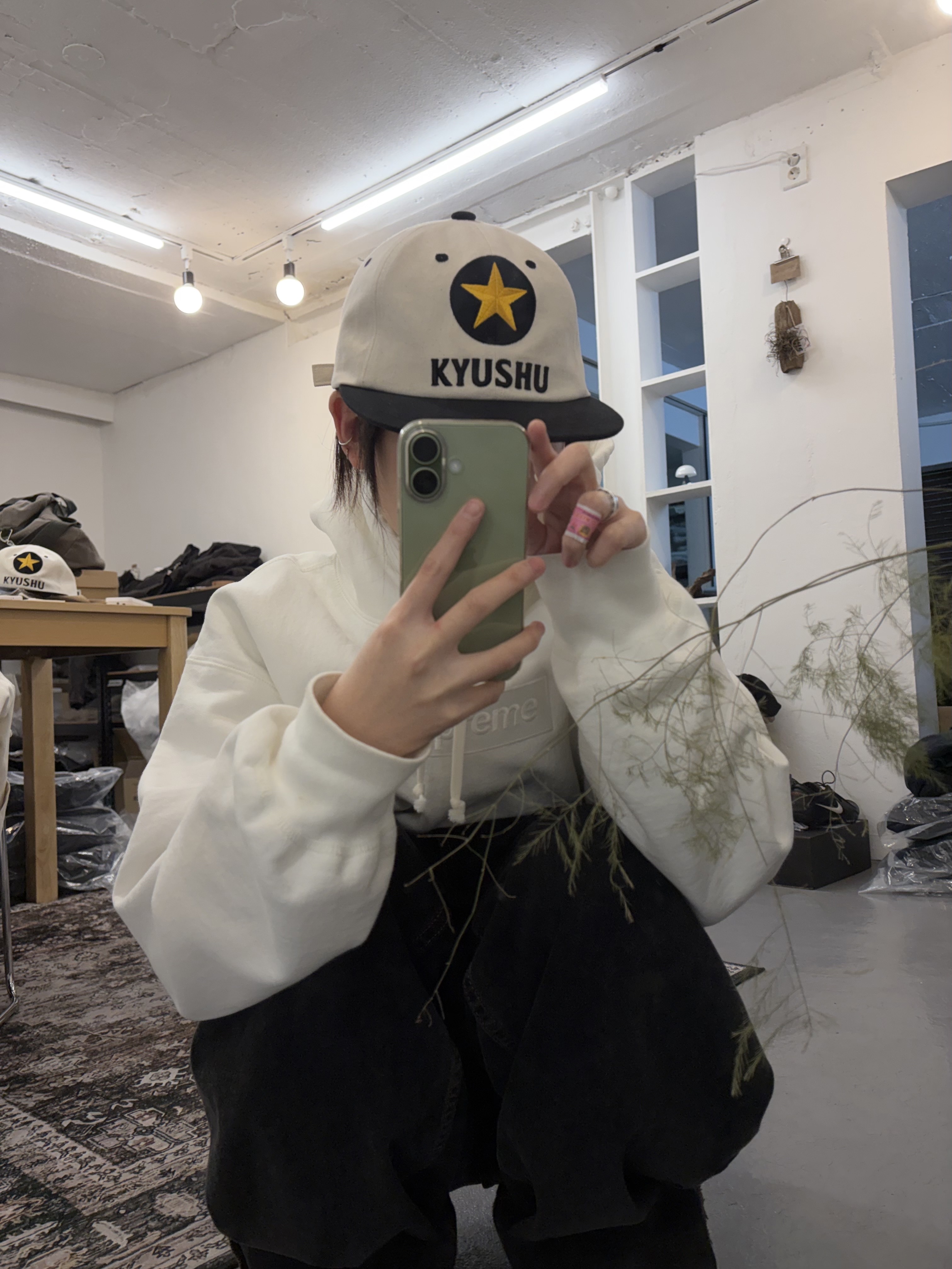 Aoiro KYUSHU Star ビール Cap, Supreme Box Logo Hooded Sweatshirt White - 23FW 착용 스타일 - 2