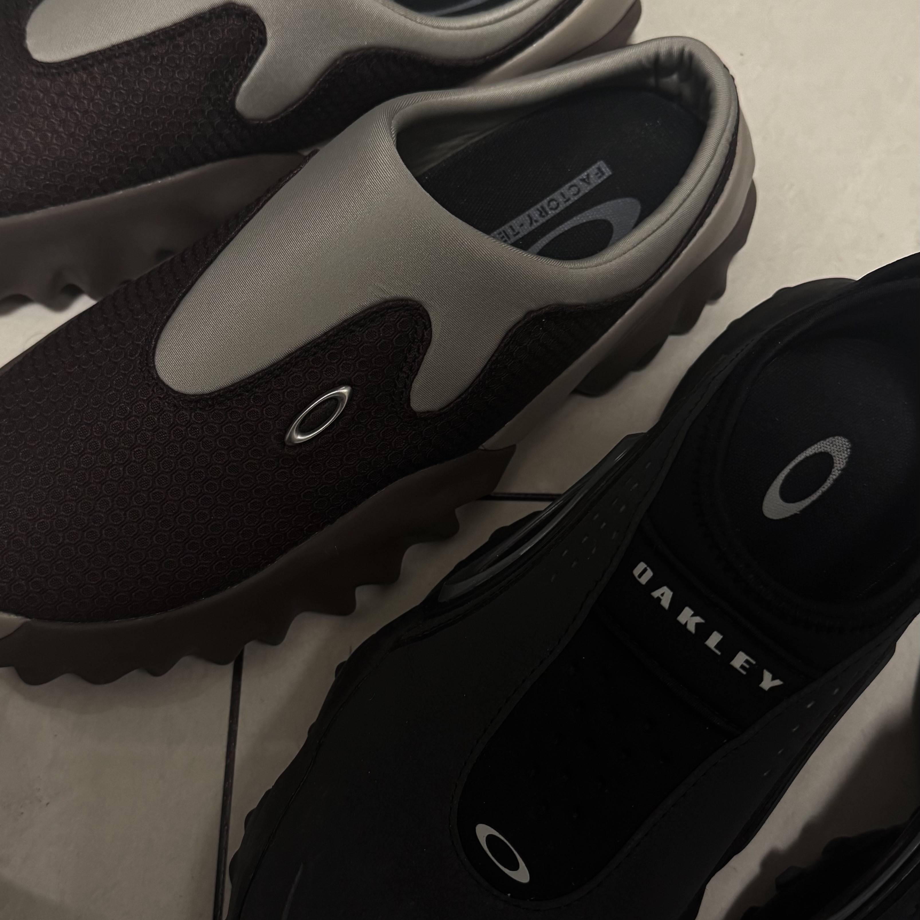 Oakley Factory Team x Brain Dead Ostrich Chop Saw Mule Maroon Espresso, Oakley Edge Icon Blackout 착용 스타일 - 1