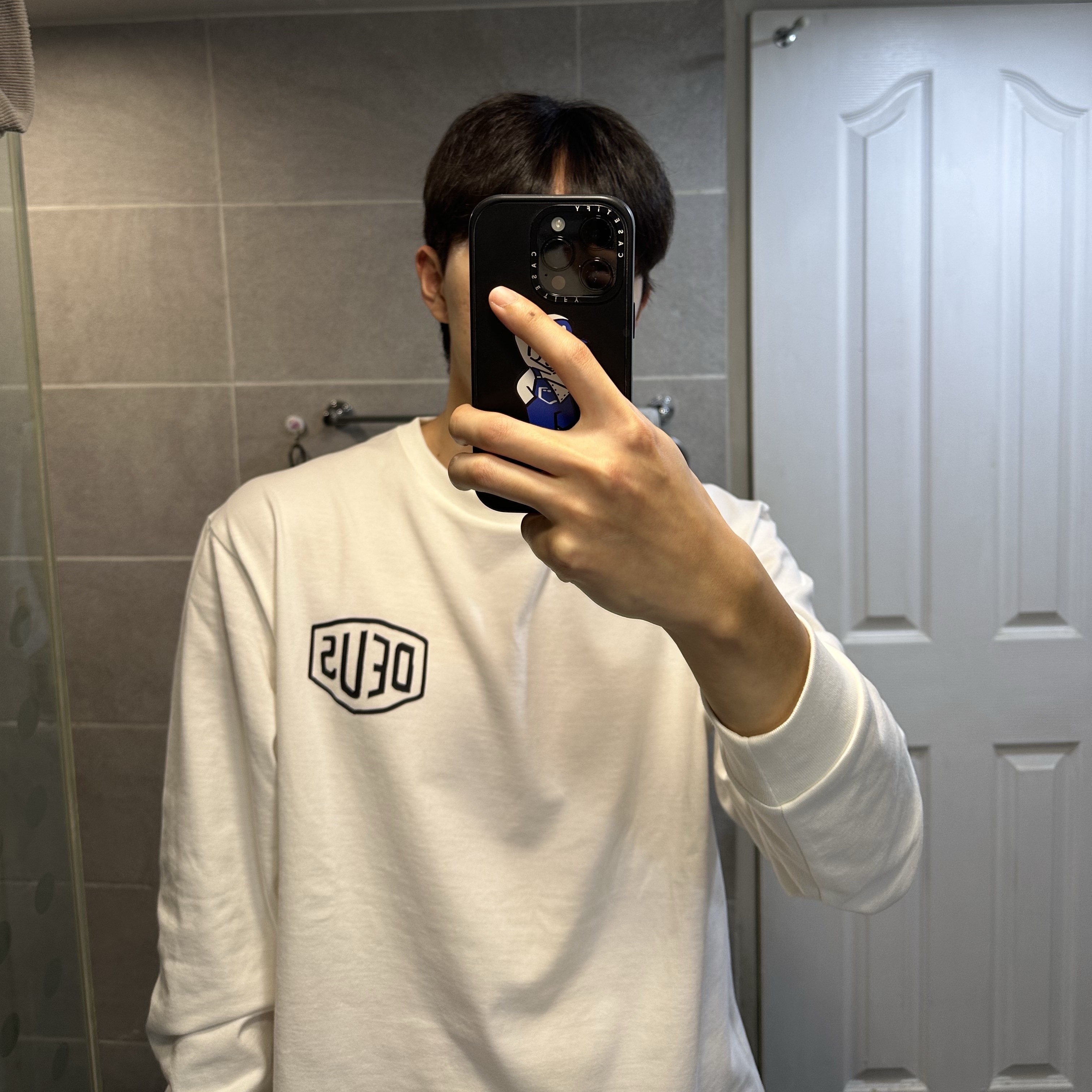 Deus Ex Machina Seoul College Long Sleeve T-Shirt White 착용 스타일