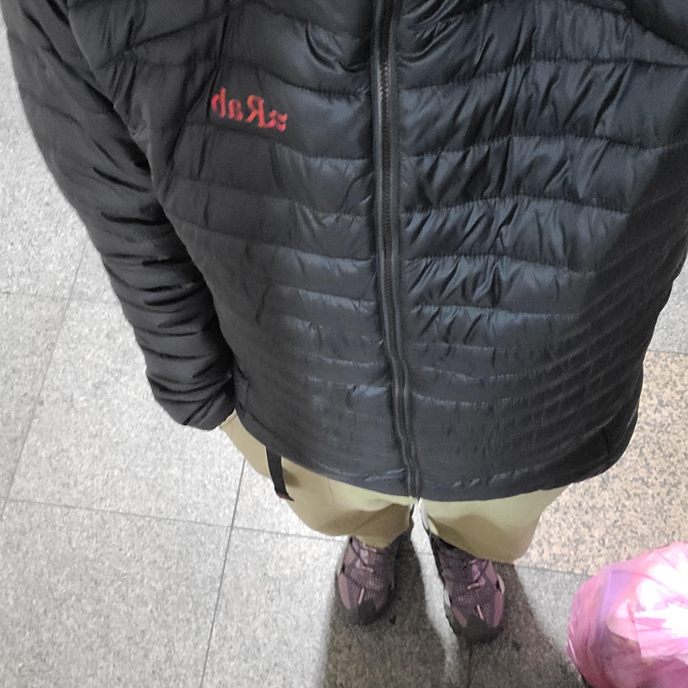 Rab Microlight Alpine Jacket Graphene, Nike ACG Mountain Fly Low Ironstone 착용 스타일