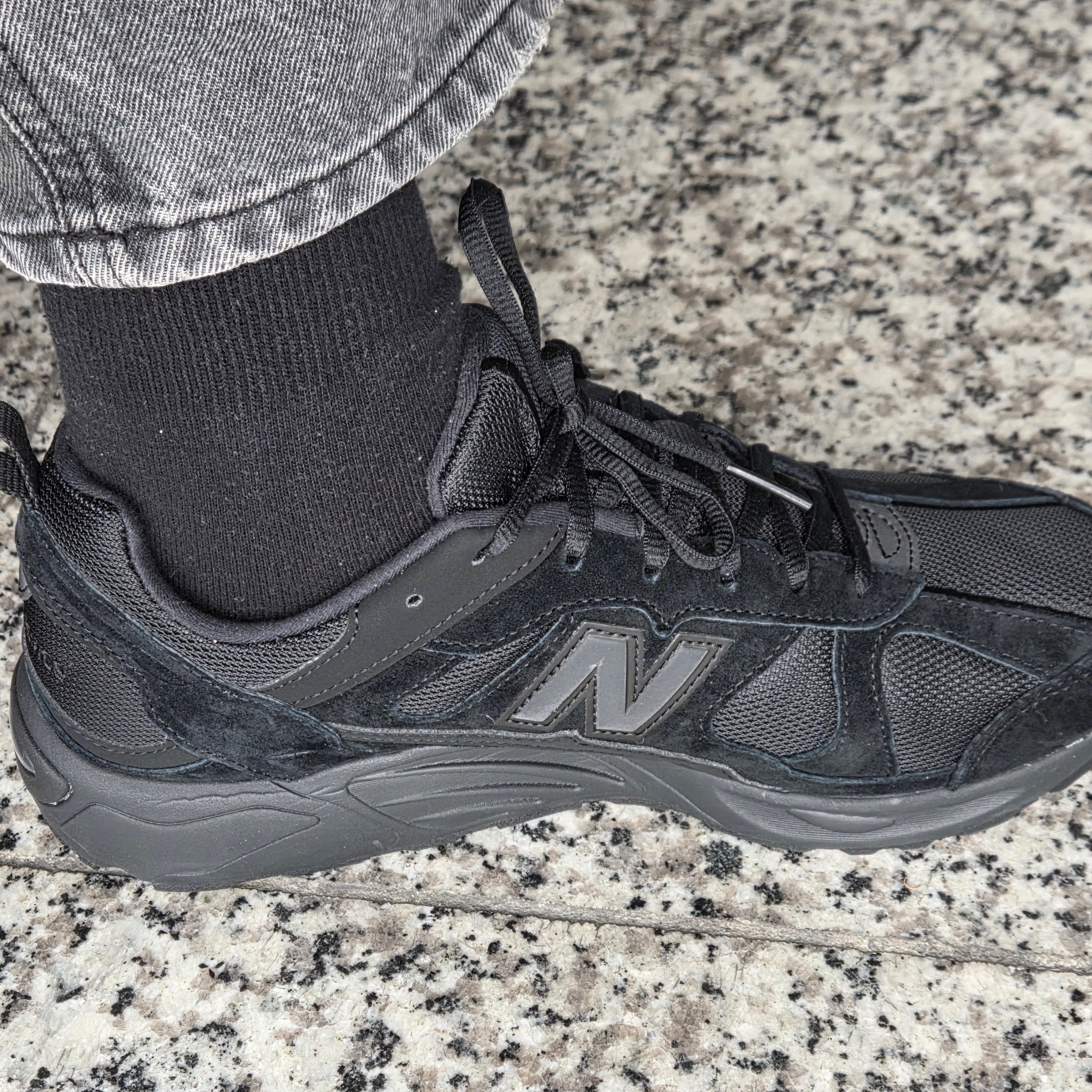 New Balance 878 Triple Black 착용 스타일 - 1