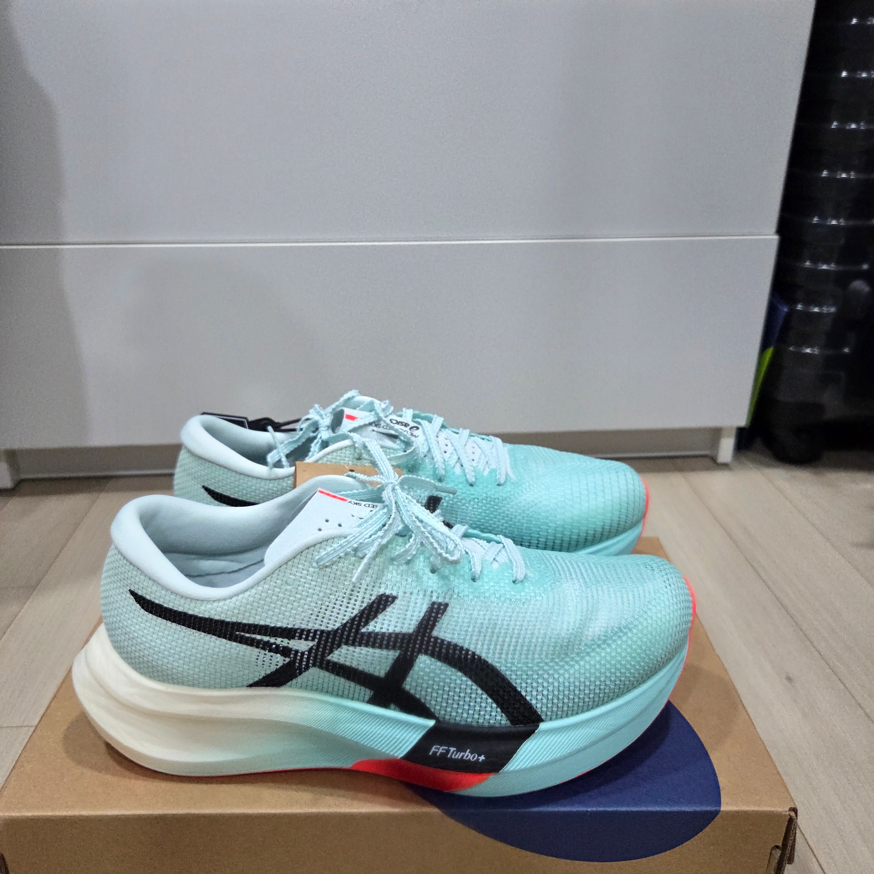 Asics Metaspeed Sky Paris Illuminate Mint Black 착용 스타일 - 3