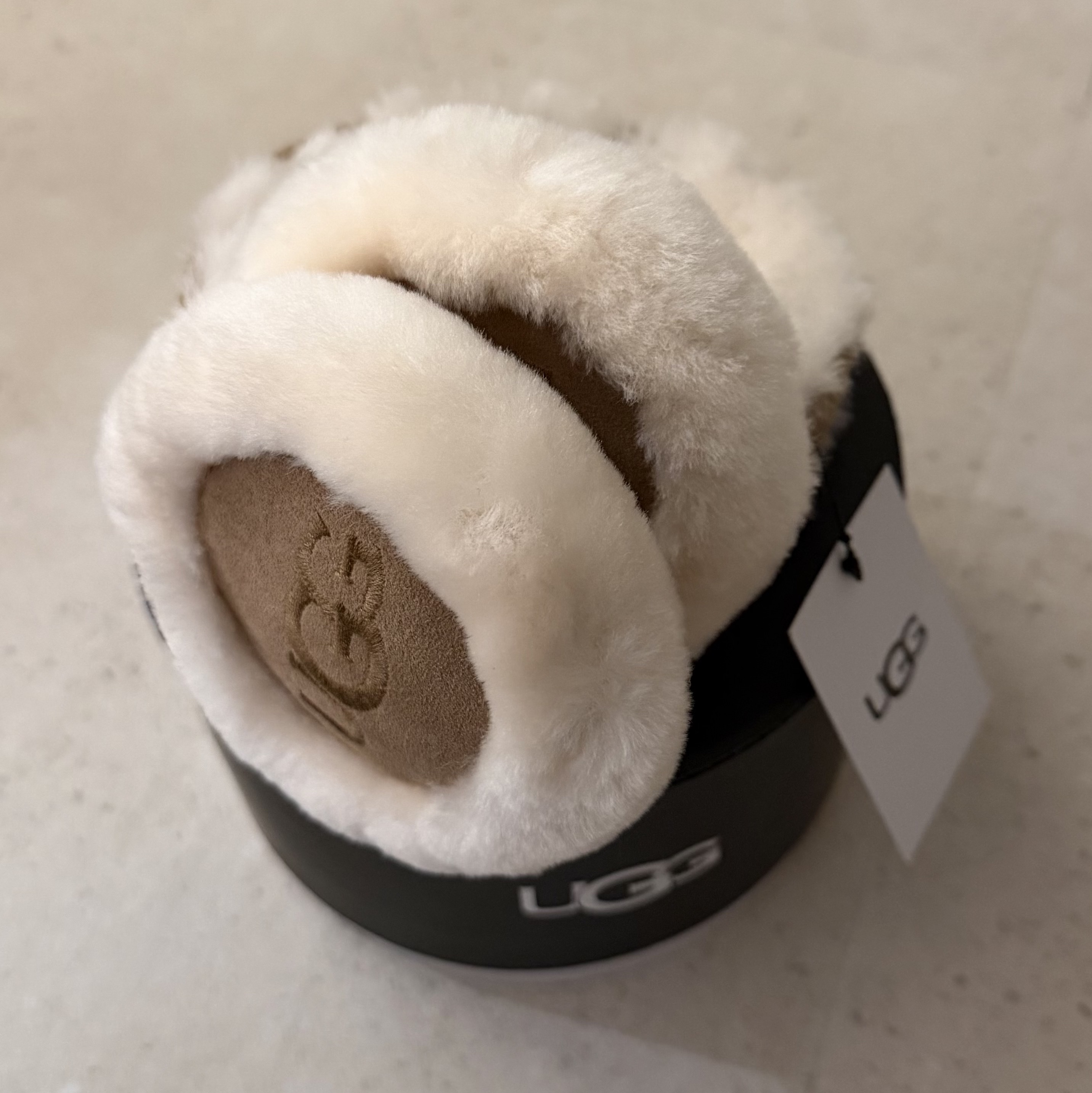 (W) UGG Embroidered Logo Earmuff Chestnut 착용 스타일