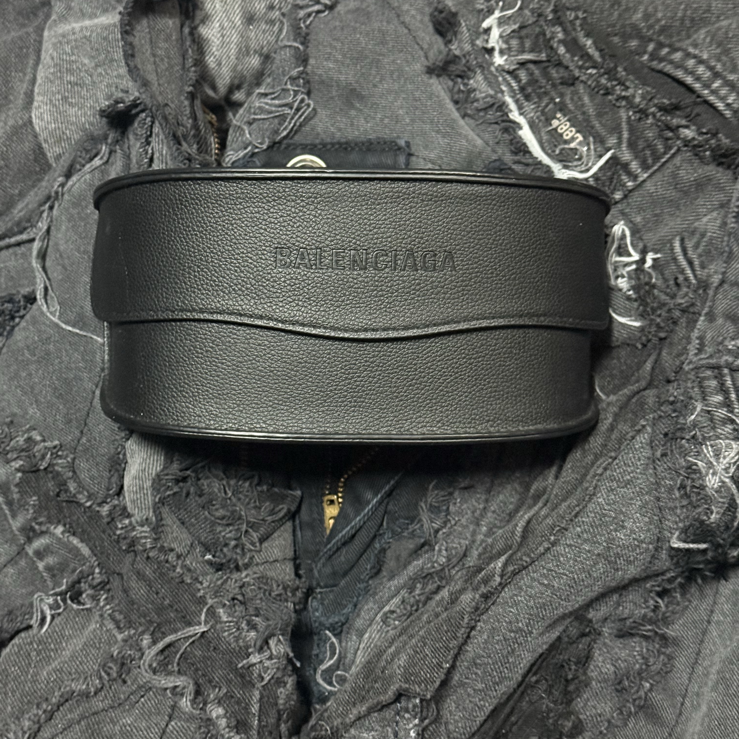 (W) Balenciaga Mask Butterfly Sunglasses Black 착용 스타일 - 1