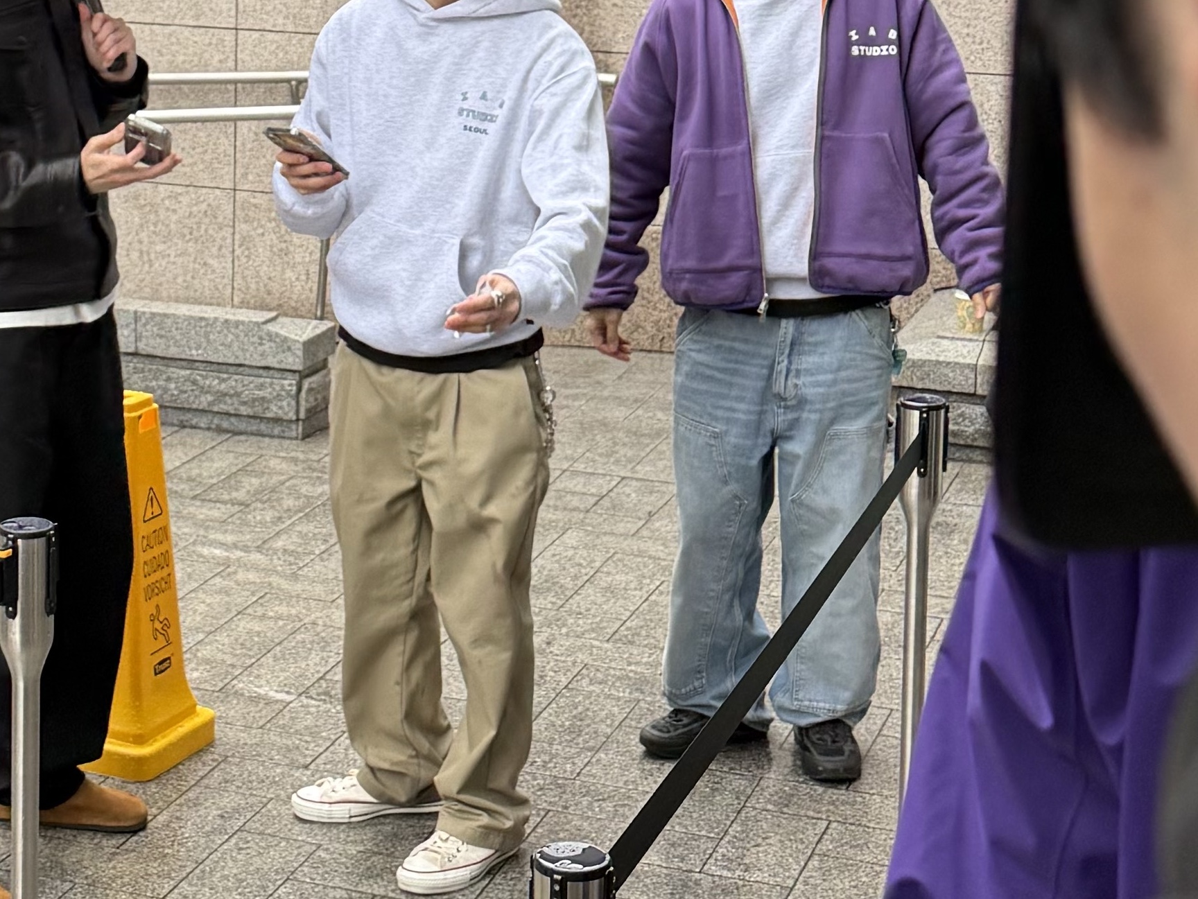 IAB Studio Seoul Hoodie Light Gray 착용 스타일