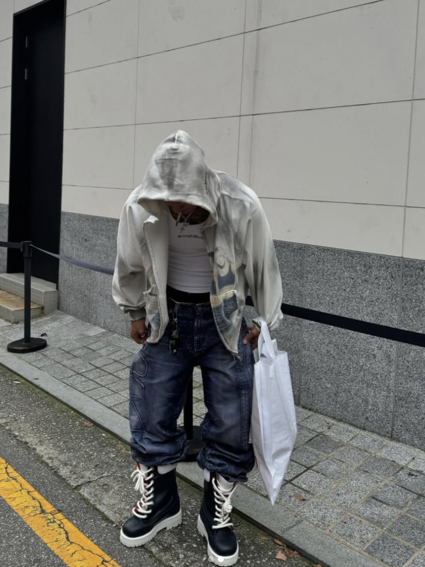 PACOSPLY Dolly Dirty Zip Up Hoodie Dirty White 착용 스타일