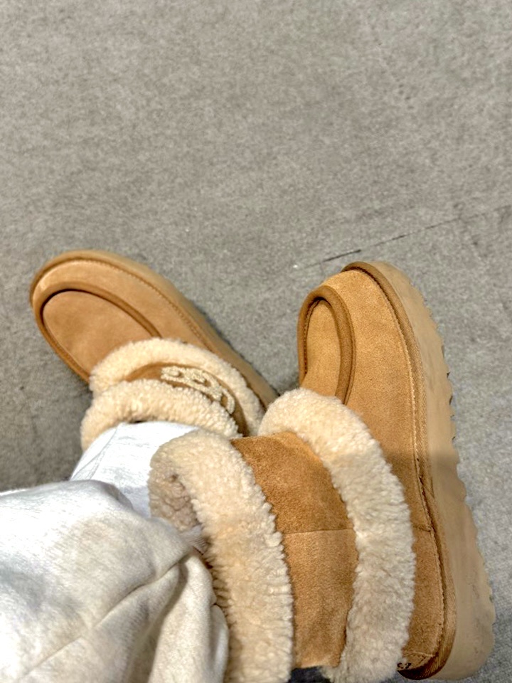 (W) UGG Ultra Mini UGG Fluff Chestnut 착용 스타일 - 3