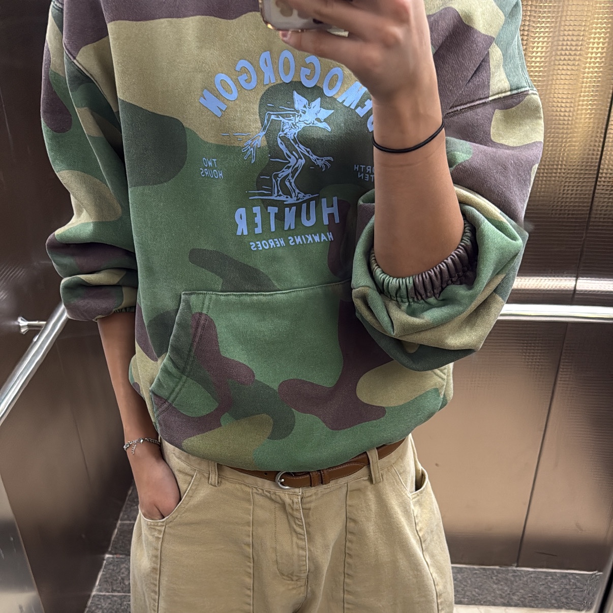 IAB Studio x Stranger Things Hunter Camo Hoodie, (W) Nike Air Force 1 '07 Cacao Wow 착용 스타일 - 2