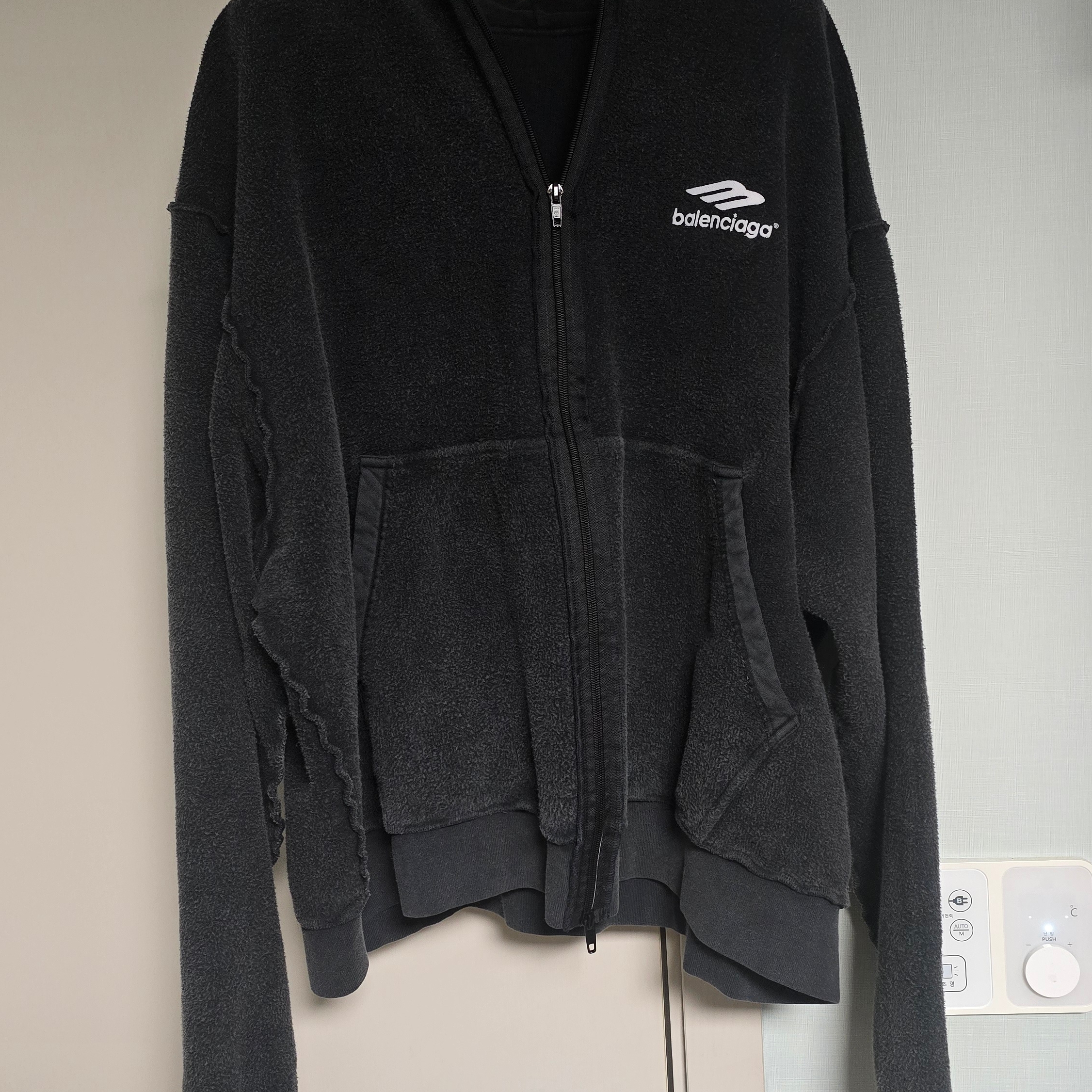 Balenciaga 3B Sports Icon Inside-Out Zip-Up Hoodie Faded Black 착용 스타일 - 1