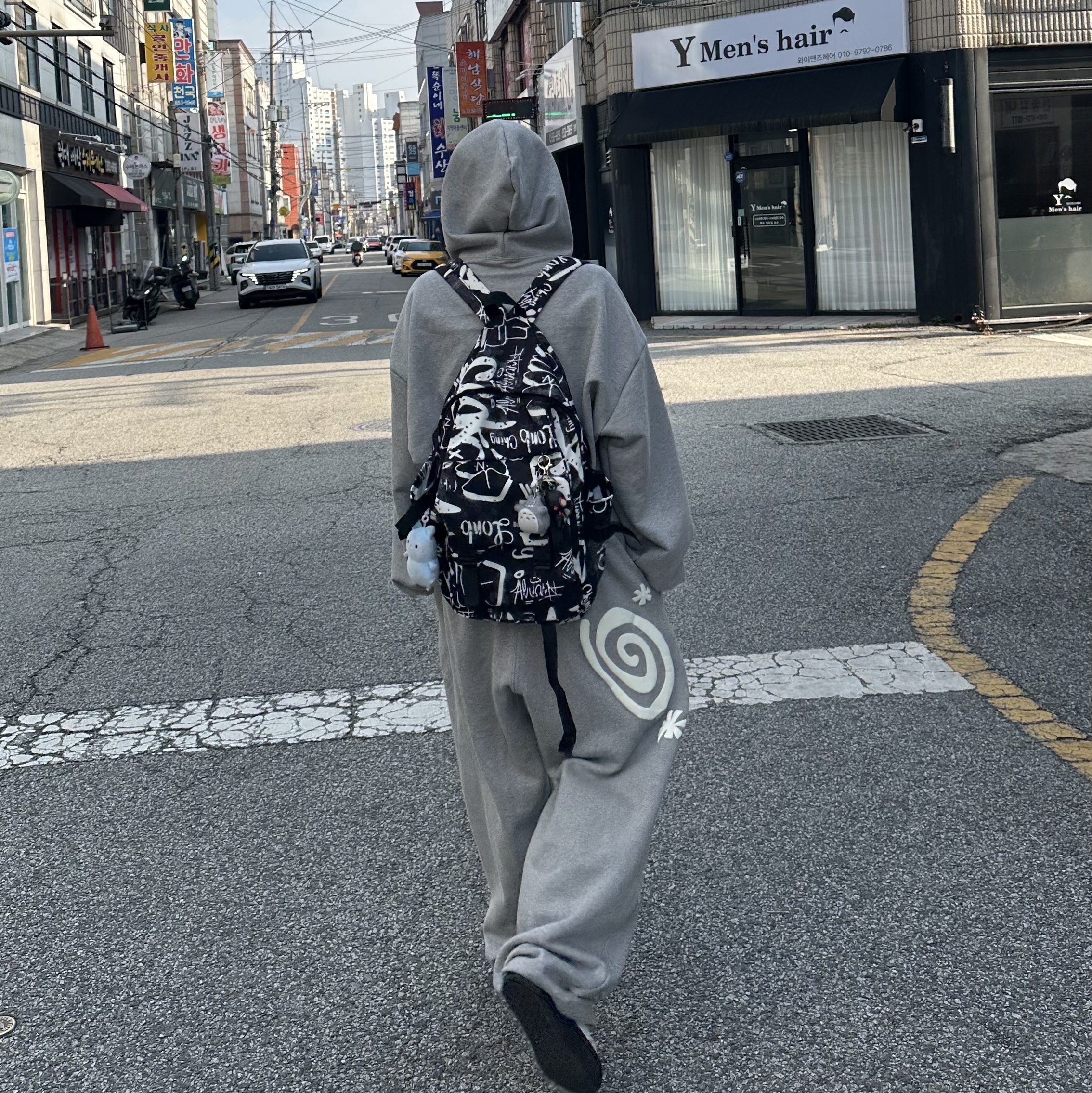 AMOU Molly One Tuck Sweat Pants Gray 착용 스타일 - 1