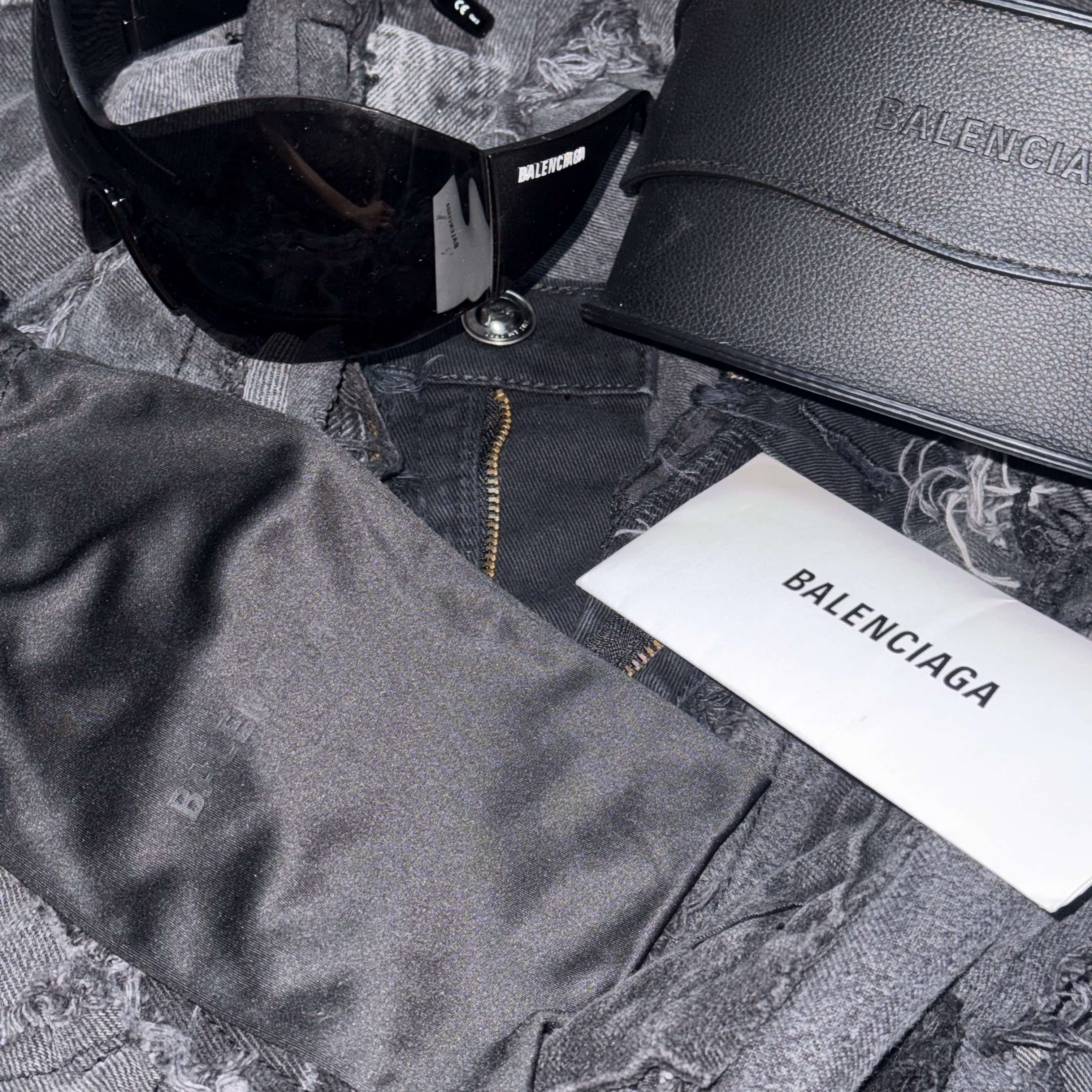 (W) Balenciaga Mask Butterfly Sunglasses Black 착용 스타일 - 2