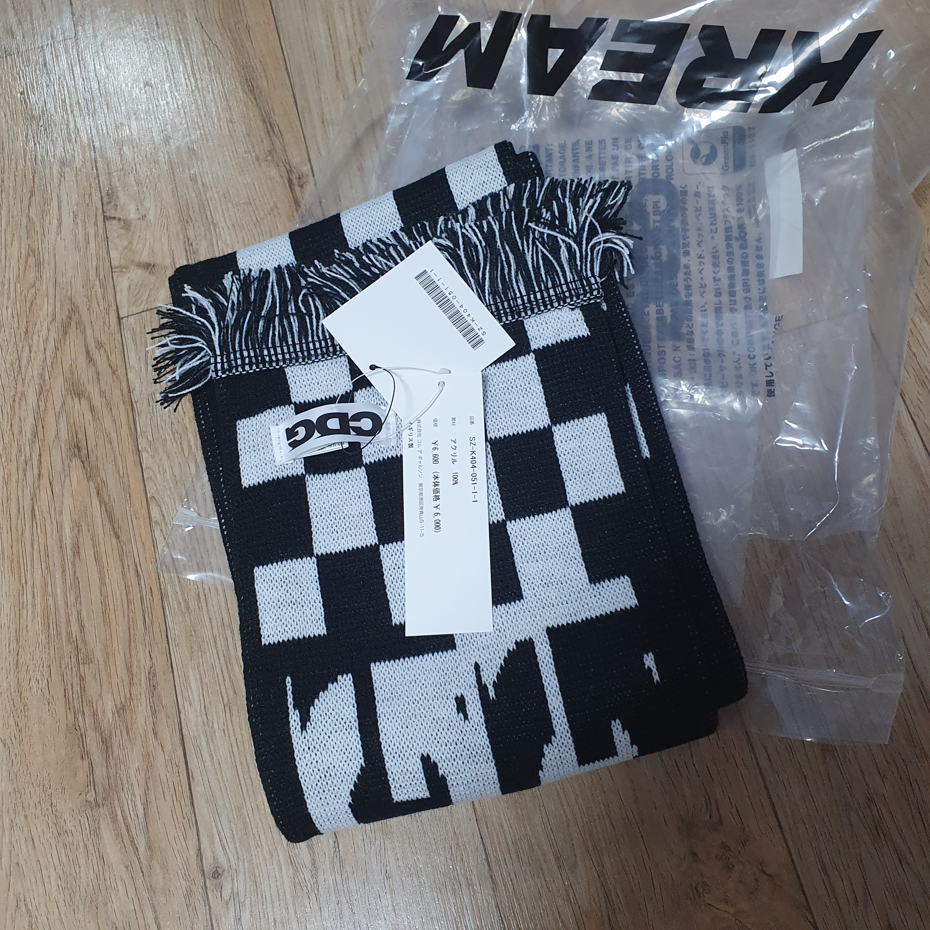 CDG Logo Check Muffler White Black 착용 스타일