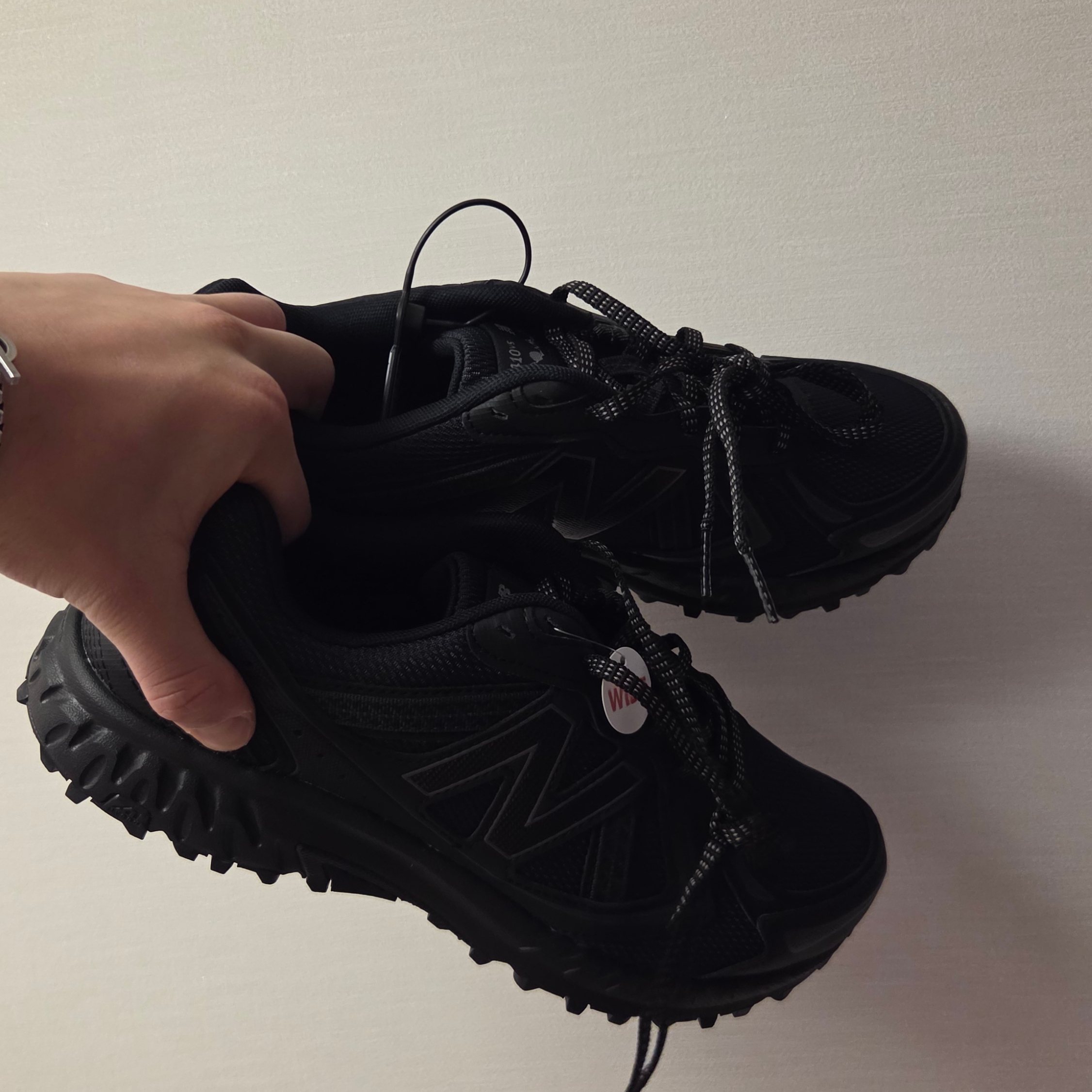 New Balance 410v5 Black - 2E Wide 착용 스타일 - 1