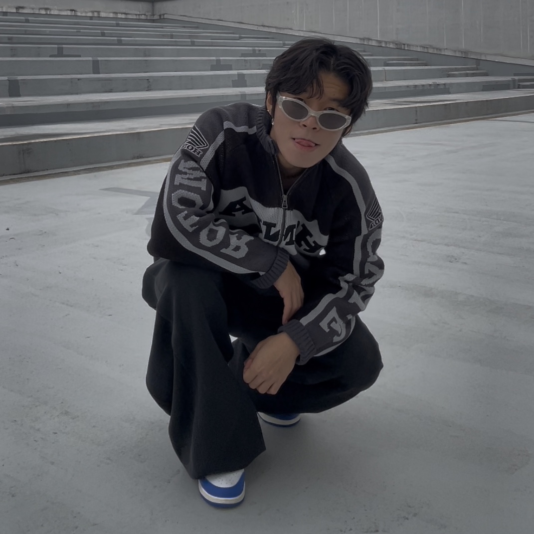 Honda Big Logo Knit Zip-up Charcoal 착용 스타일