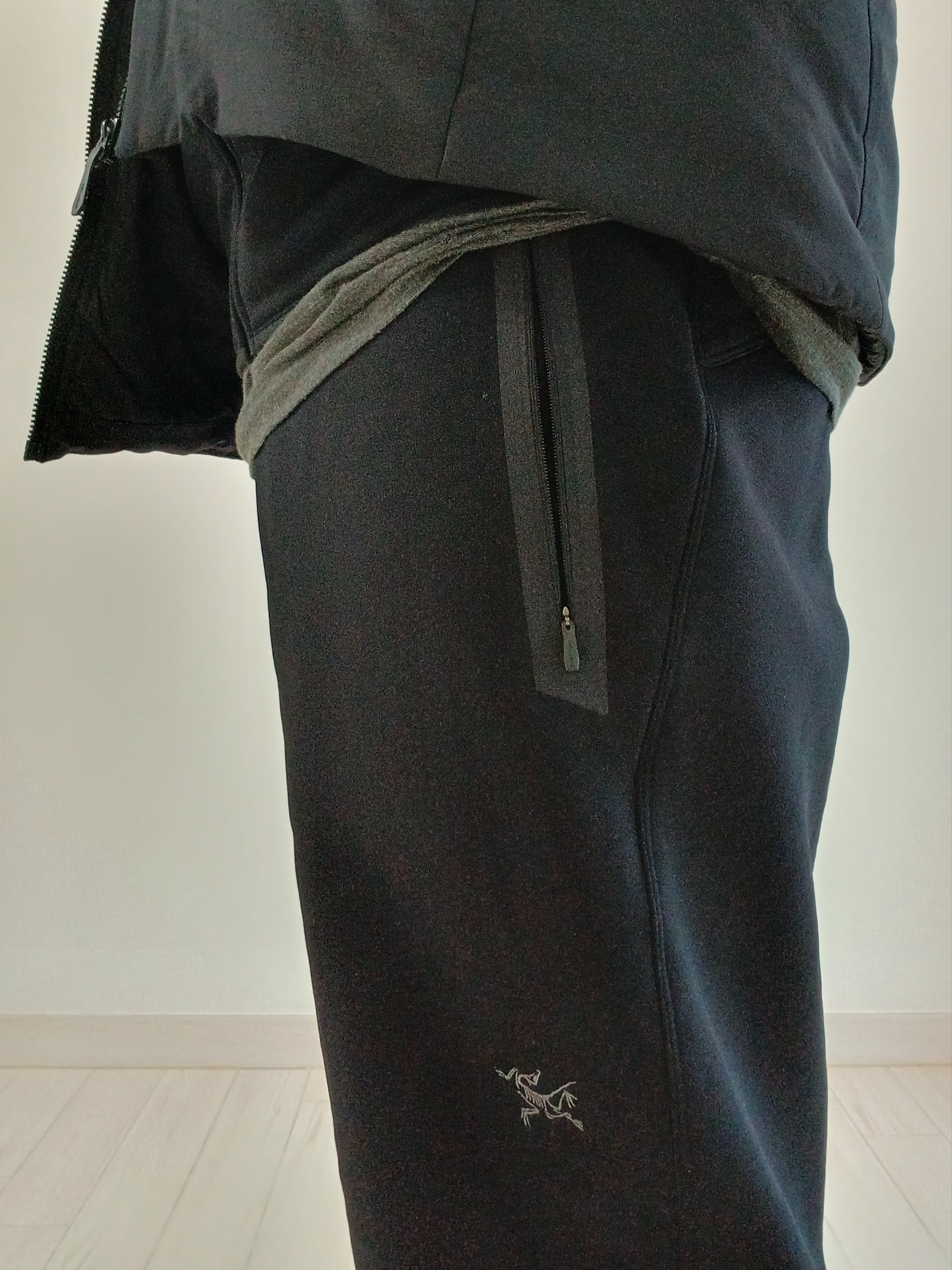 Arc'teryx Atom Heavyweight Hoody Black, Arc'teryx Kyanite Pants Black 착용 스타일 - 5