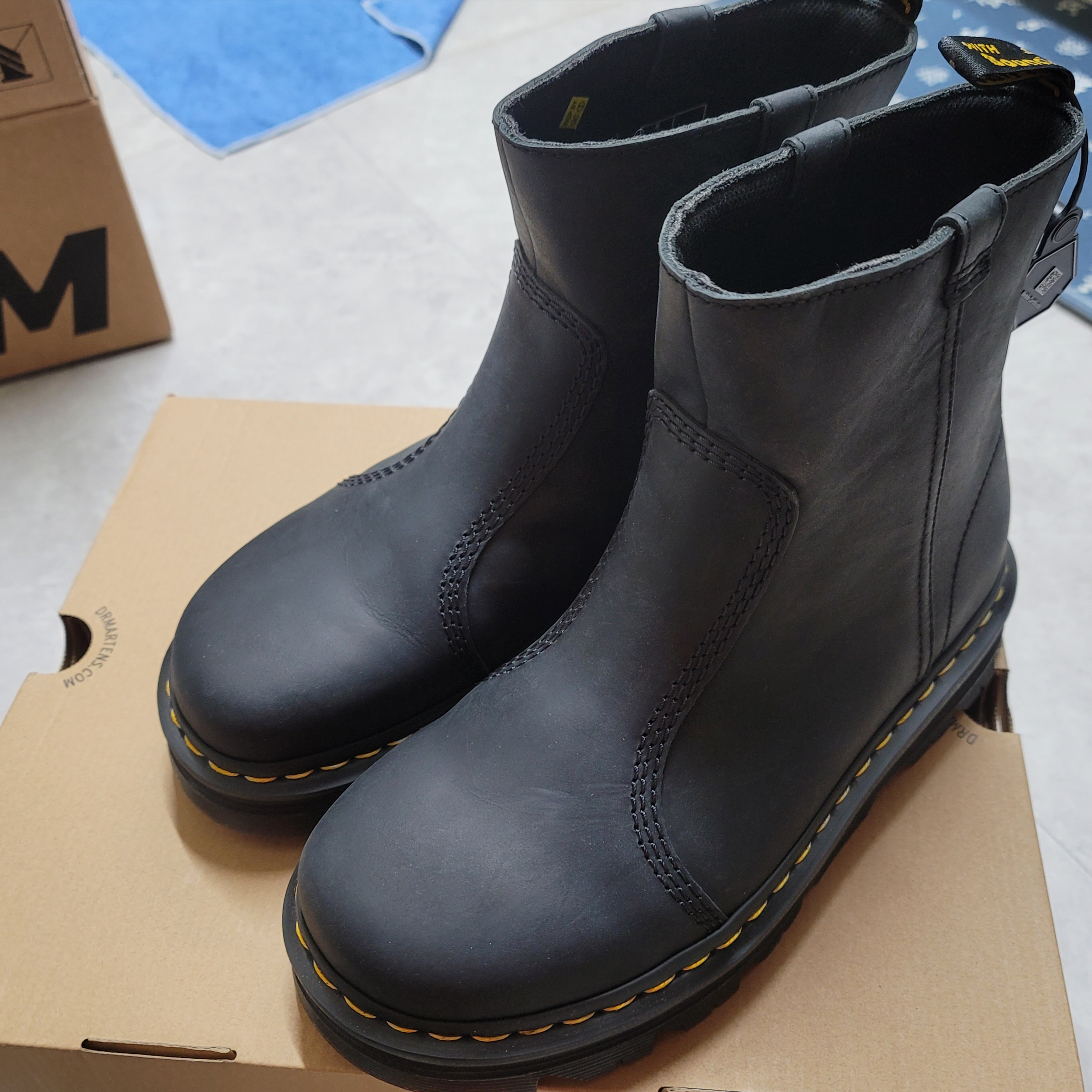 Dr. Martens Zebzag Rigger Leather Boots Black 착용 스타일