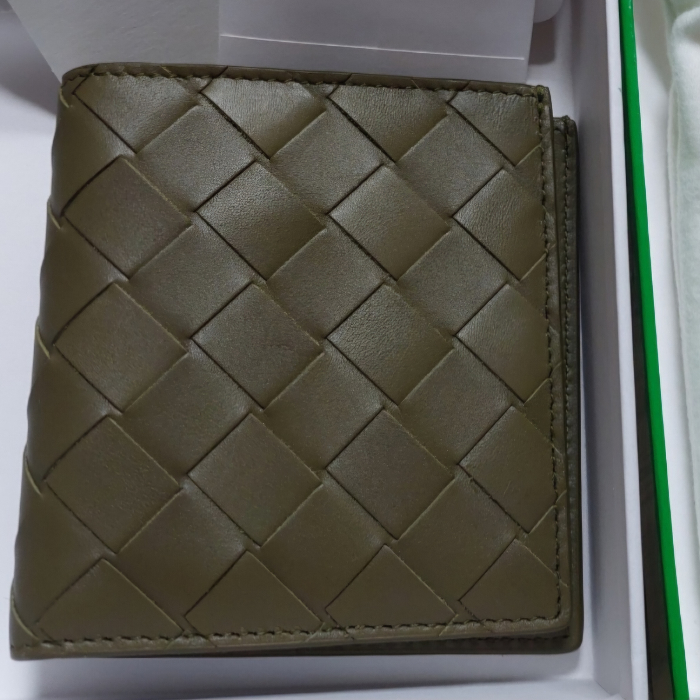 Bottega Veneta Intrecciato Slim Bi-Fold Wallet Mud 착용 스타일