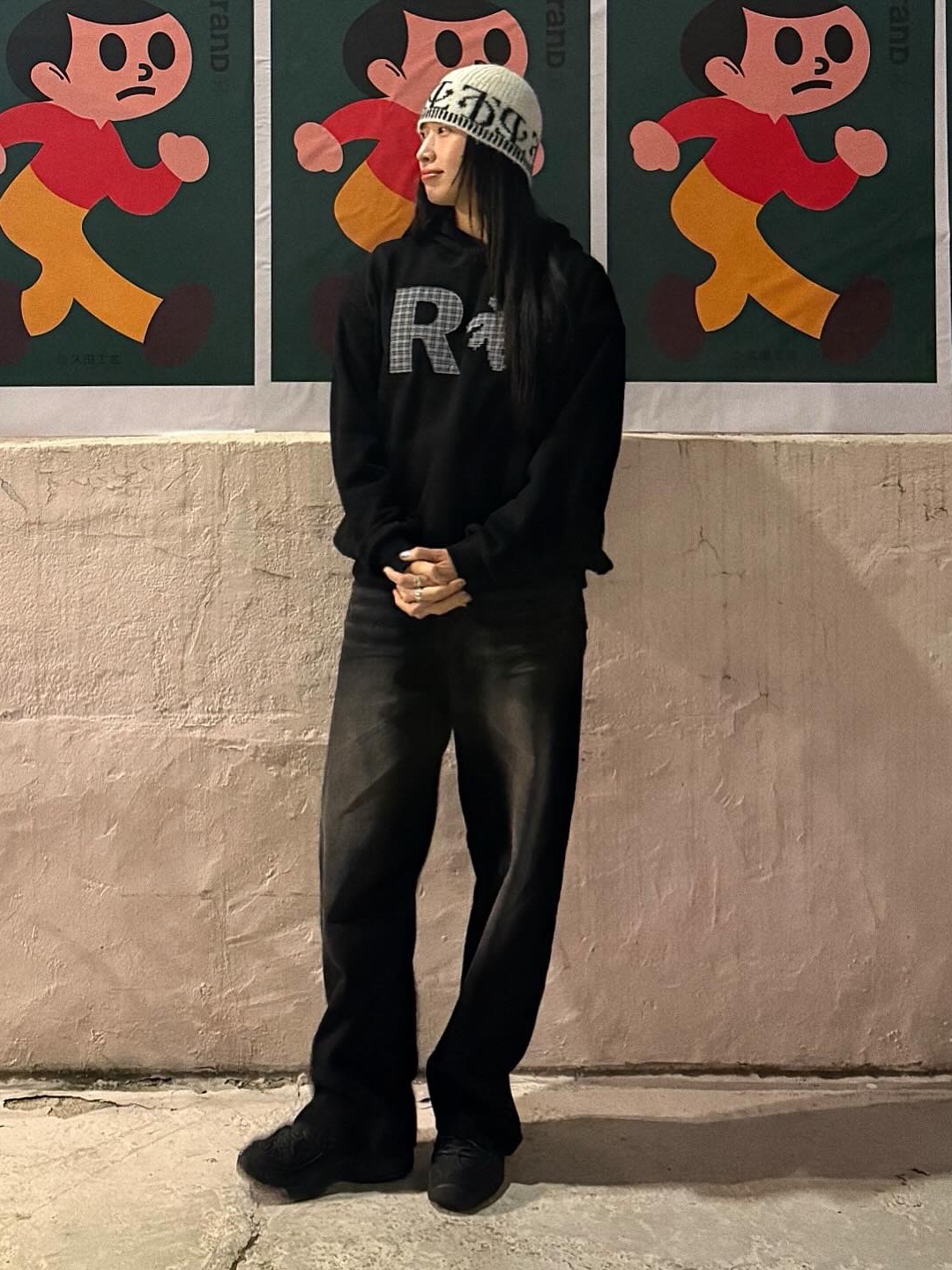 SLOW RECORD HOUSE Check Patch Hoodie Black 착용 스타일 - 2