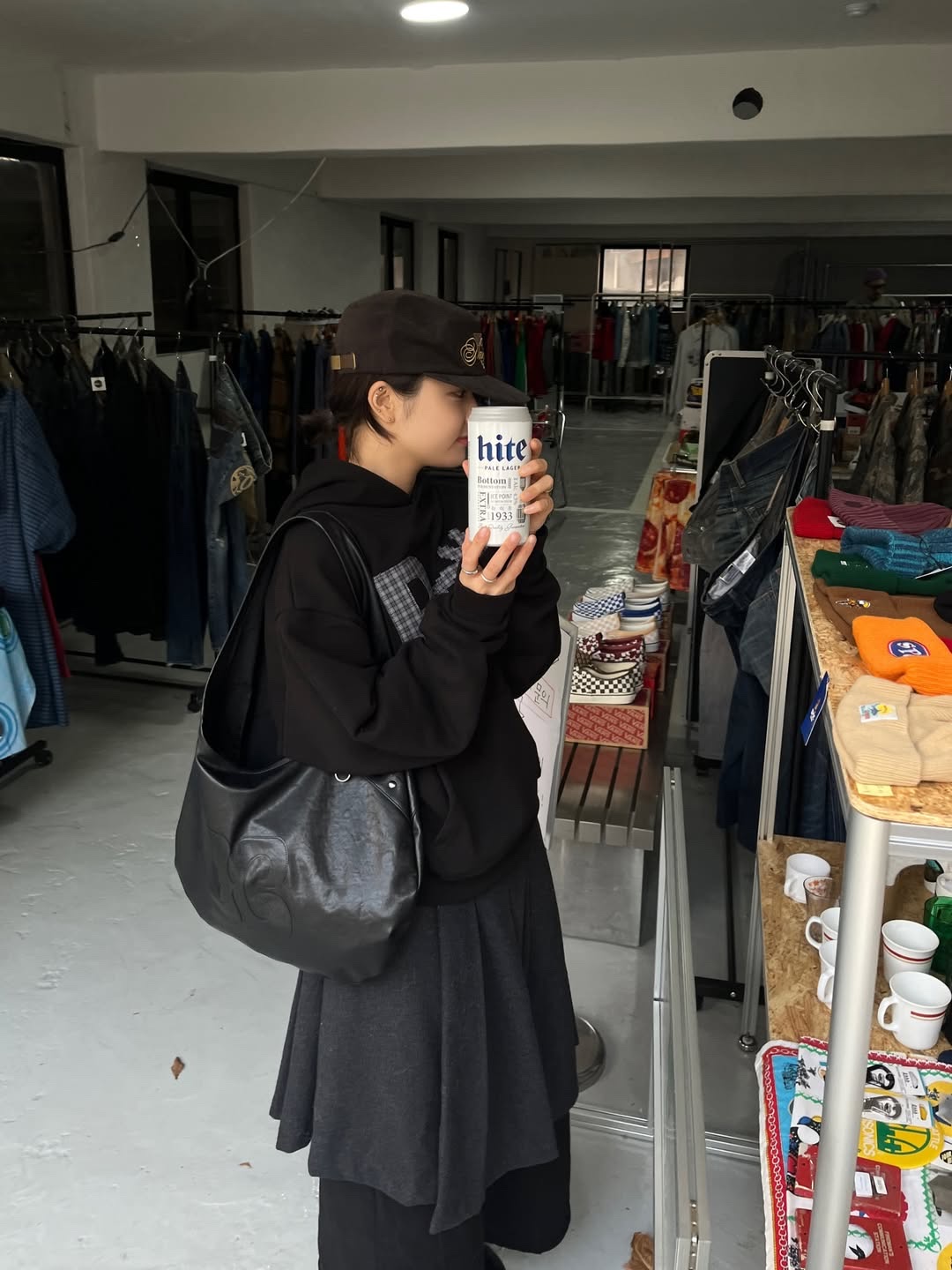 SLOW RECORD HOUSE Check Patch Hoodie Black 착용 스타일 - 3