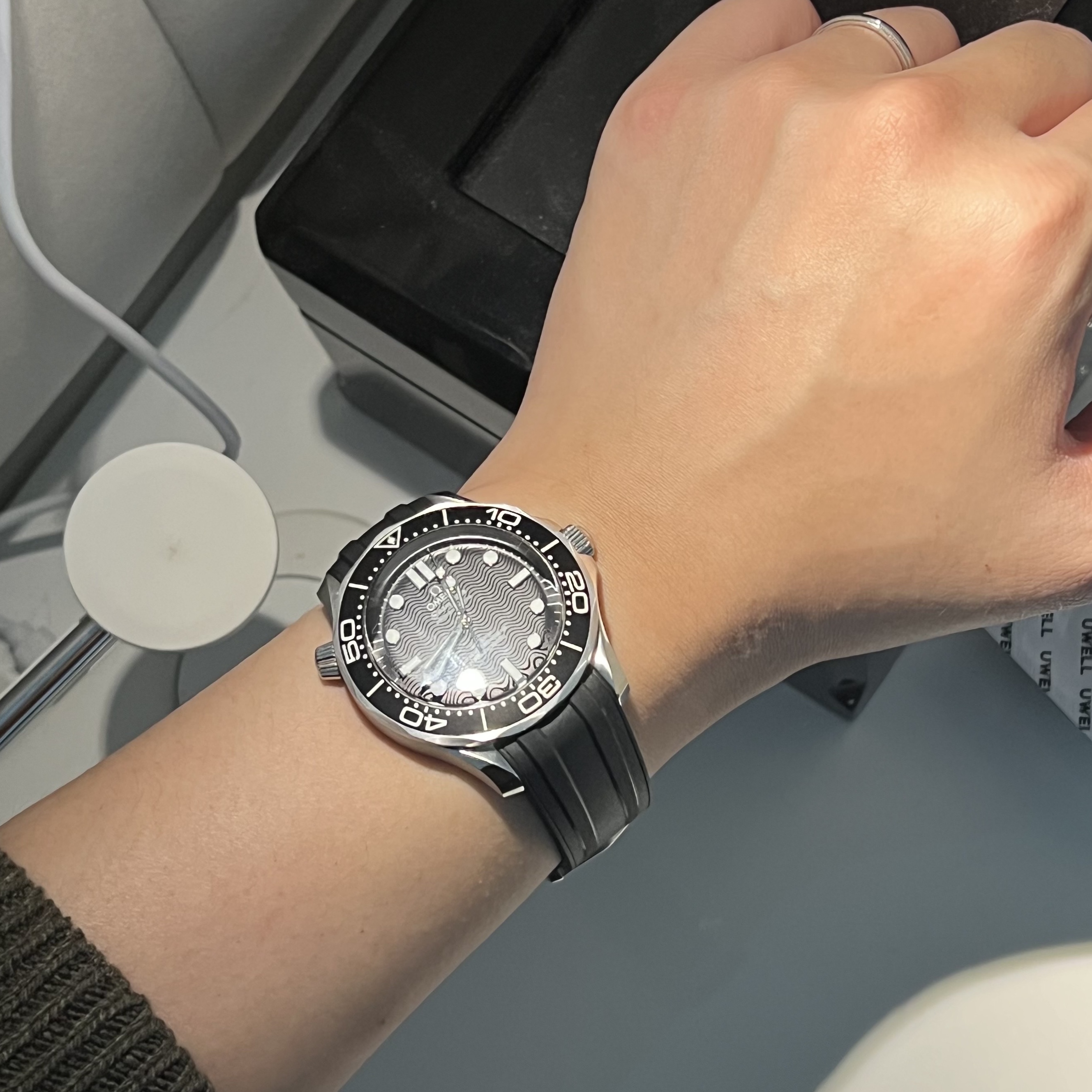 Omega Seamaster Diver 300M Co Axial Master Chronometer Steel Black 착용 스타일 - 2