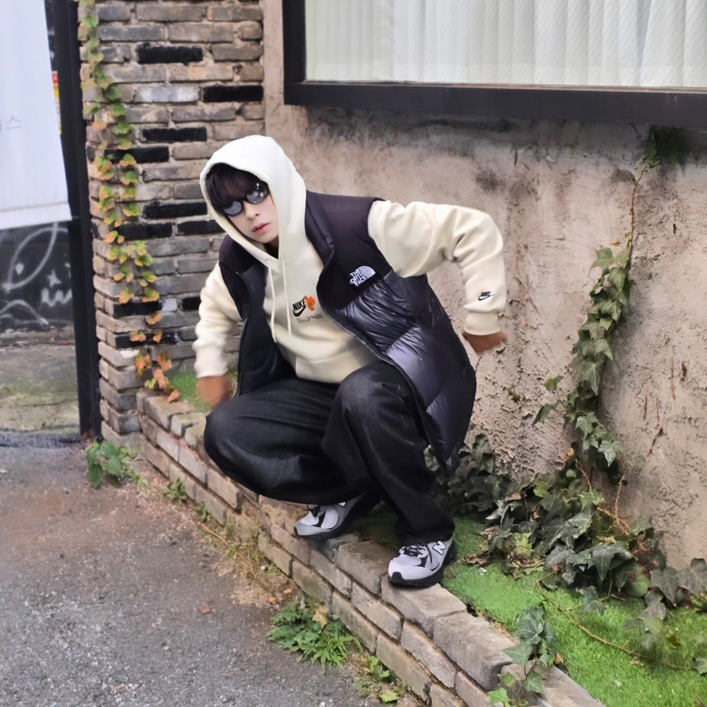 The North Face Novelty Nuptse Vest RDS Dark Gray - 25FW, Nike Club Fleece Pullover Hoodie Light Khaki 착용 스타일 - 3