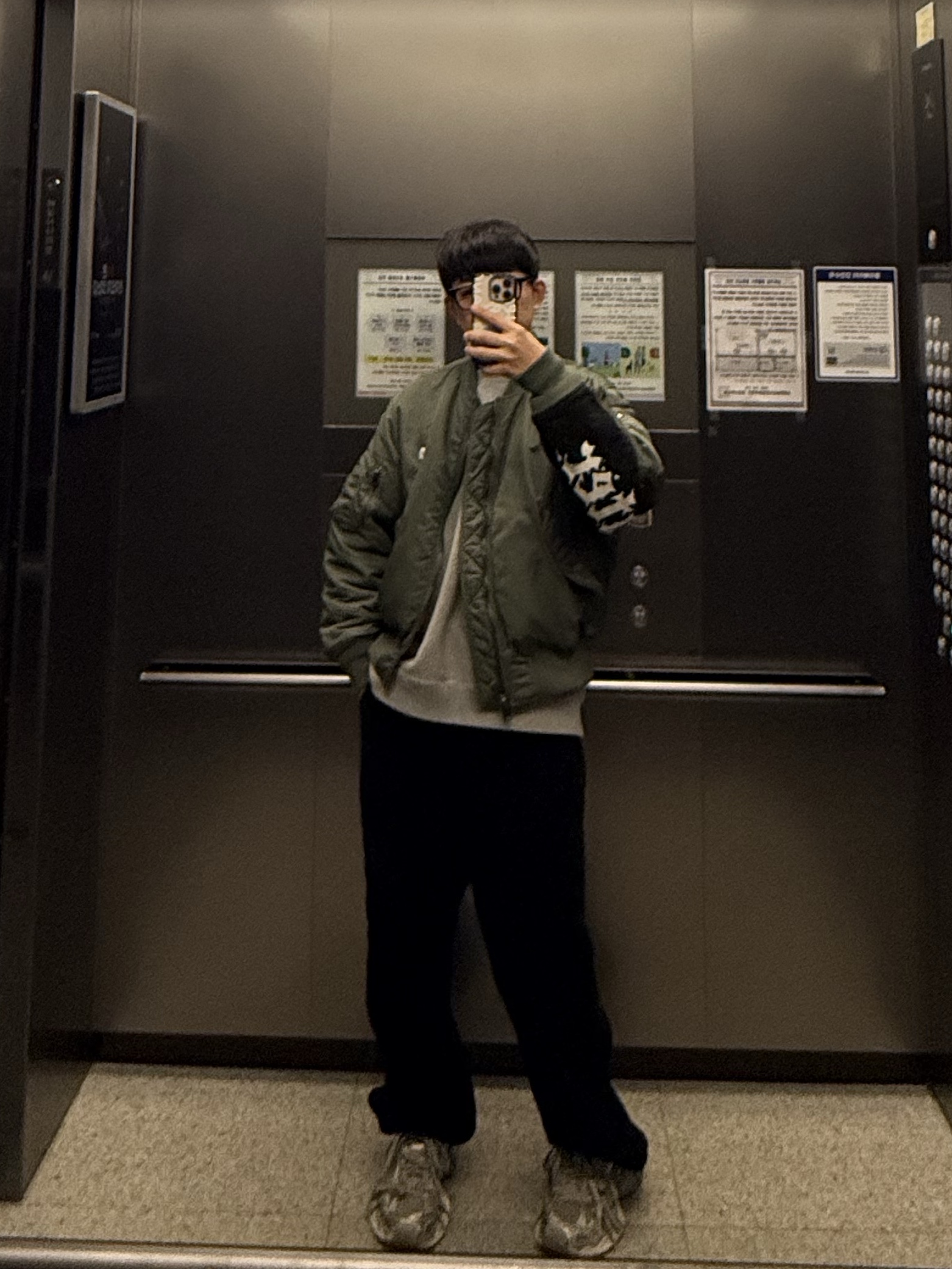 Balenciaga 3XL Sneakers Light Beige, Uniqlo x Needles Fleece Wide Pants Black - KR 착용 스타일