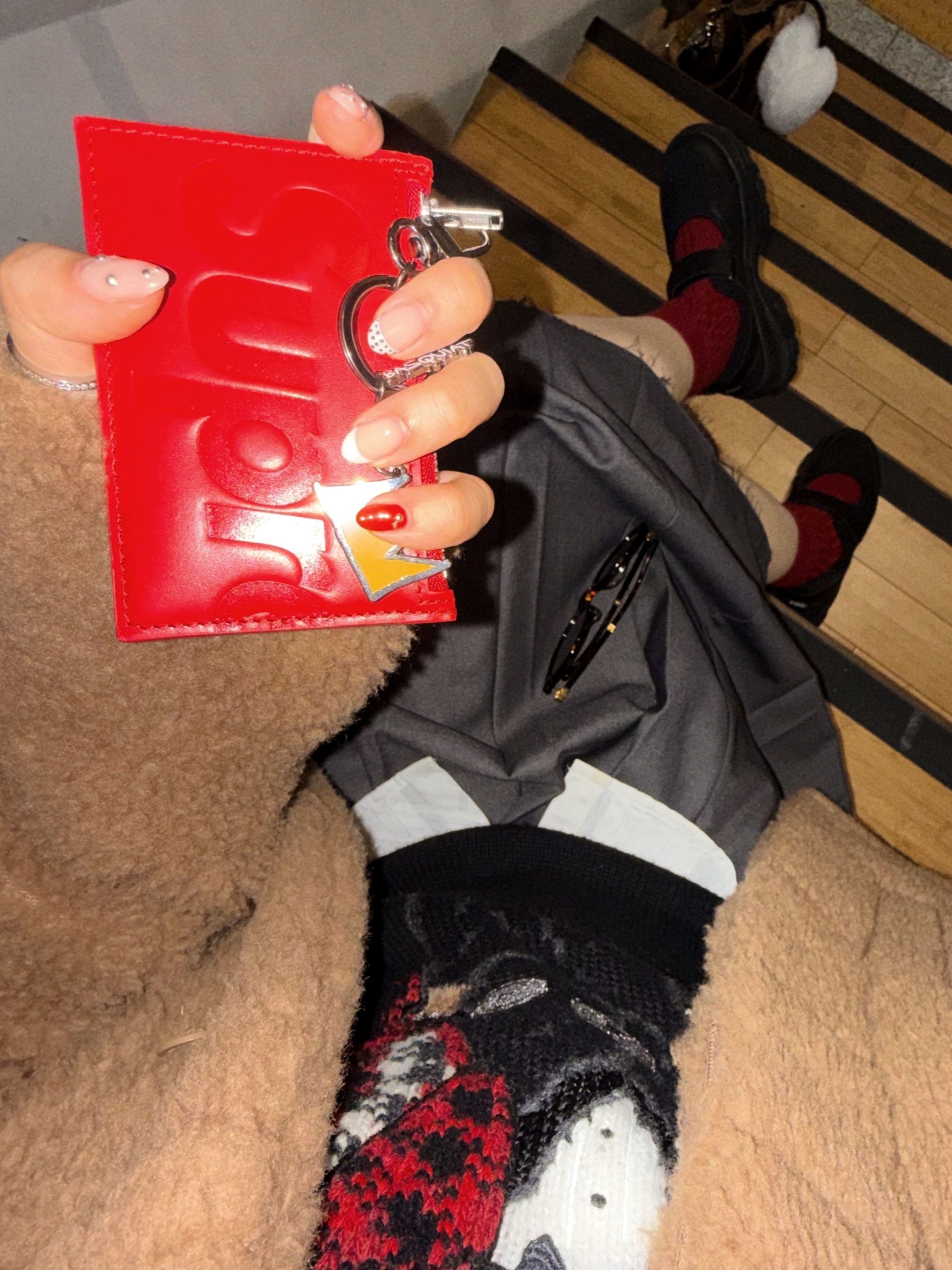 Supreme Leather Zip Card Holder Red 착용 스타일