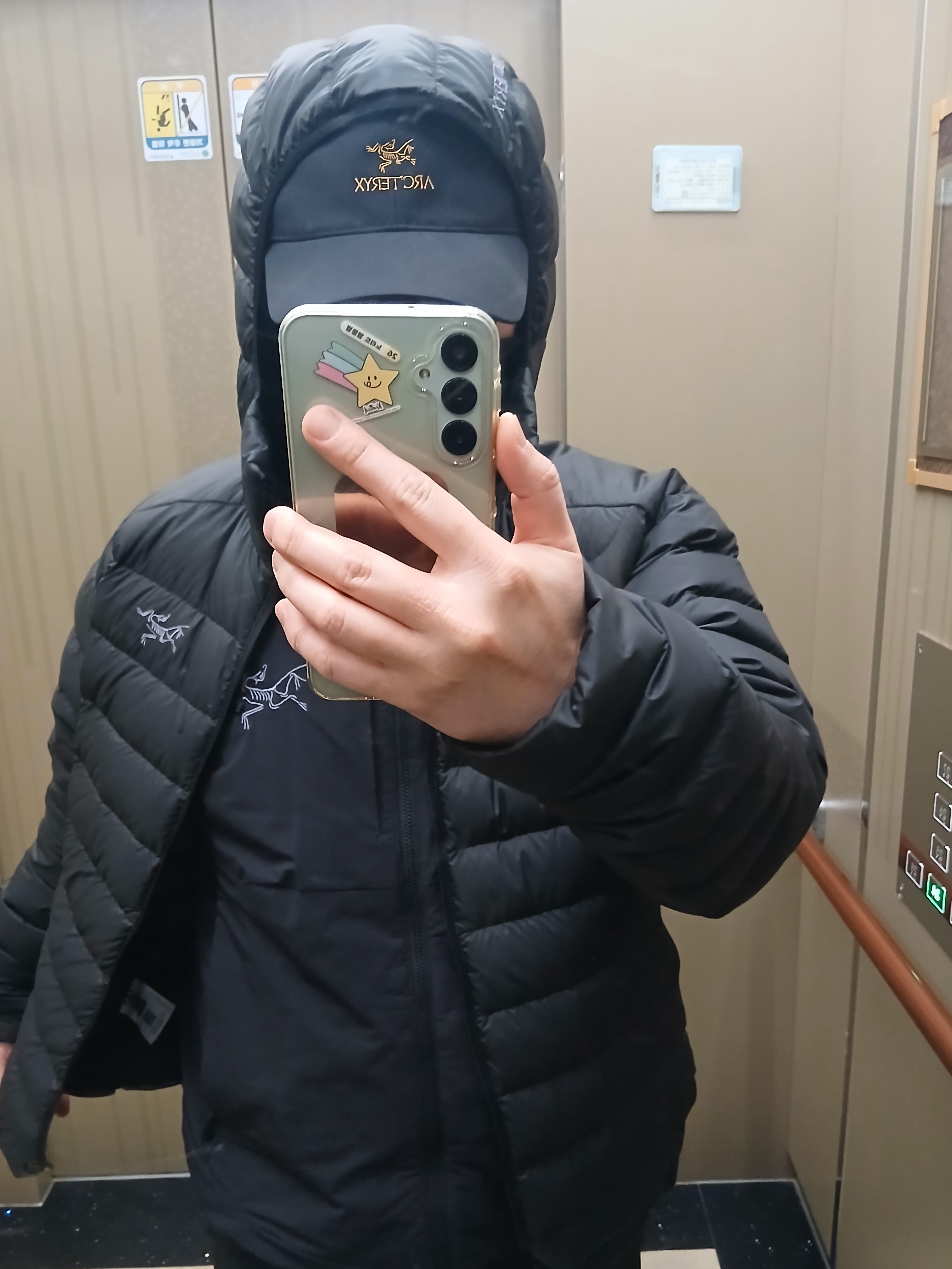 Arc'teryx Bird Word Cap 24K Black, Arc'teryx Allium Insulated Jacket Black 착용 스타일 - 1