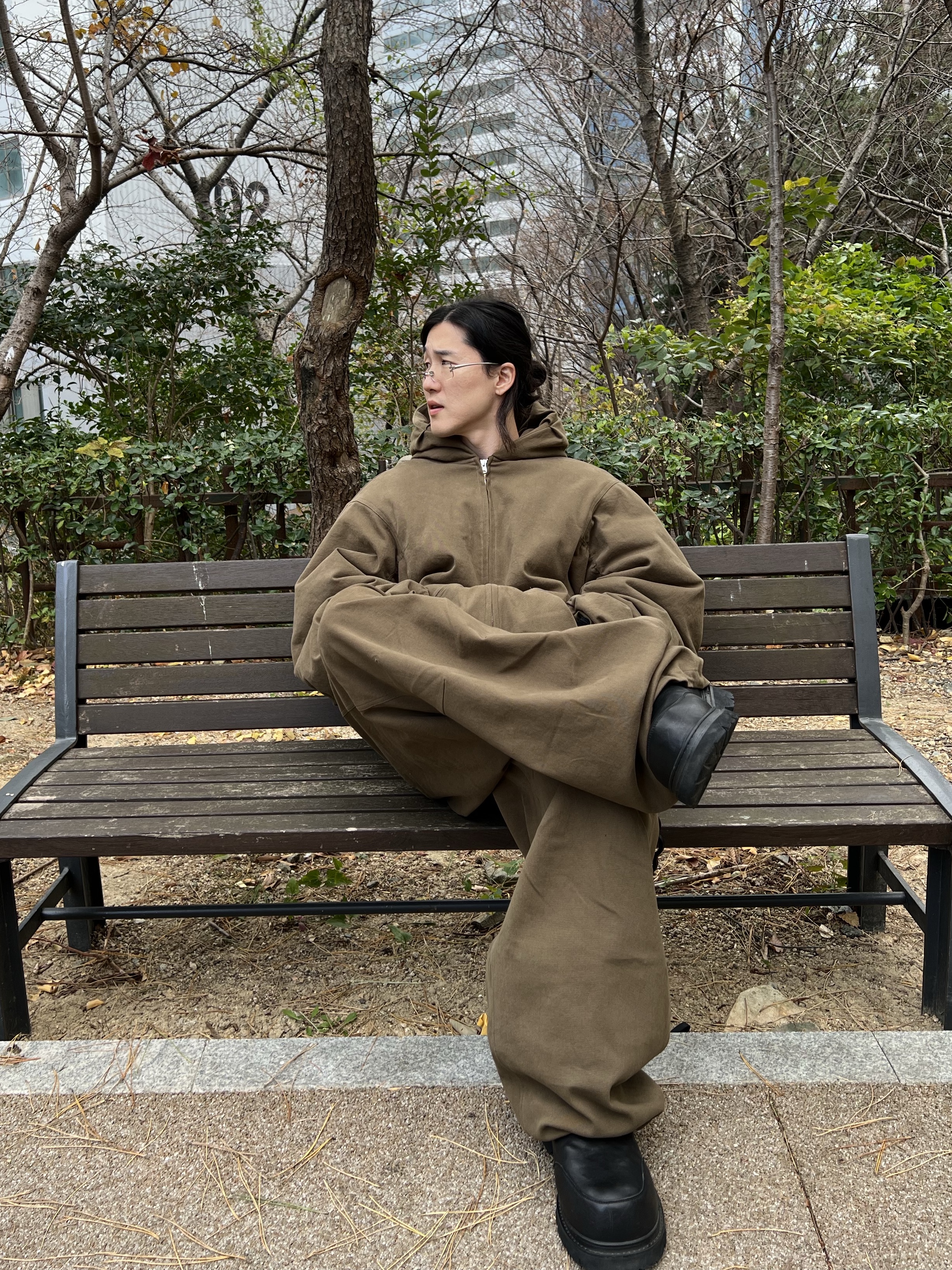 Nonnod Moleskin Shirring Bomber Khaki Brown, Nonnod Moleskin Track Pants Khaki Brown 착용 스타일 - 3