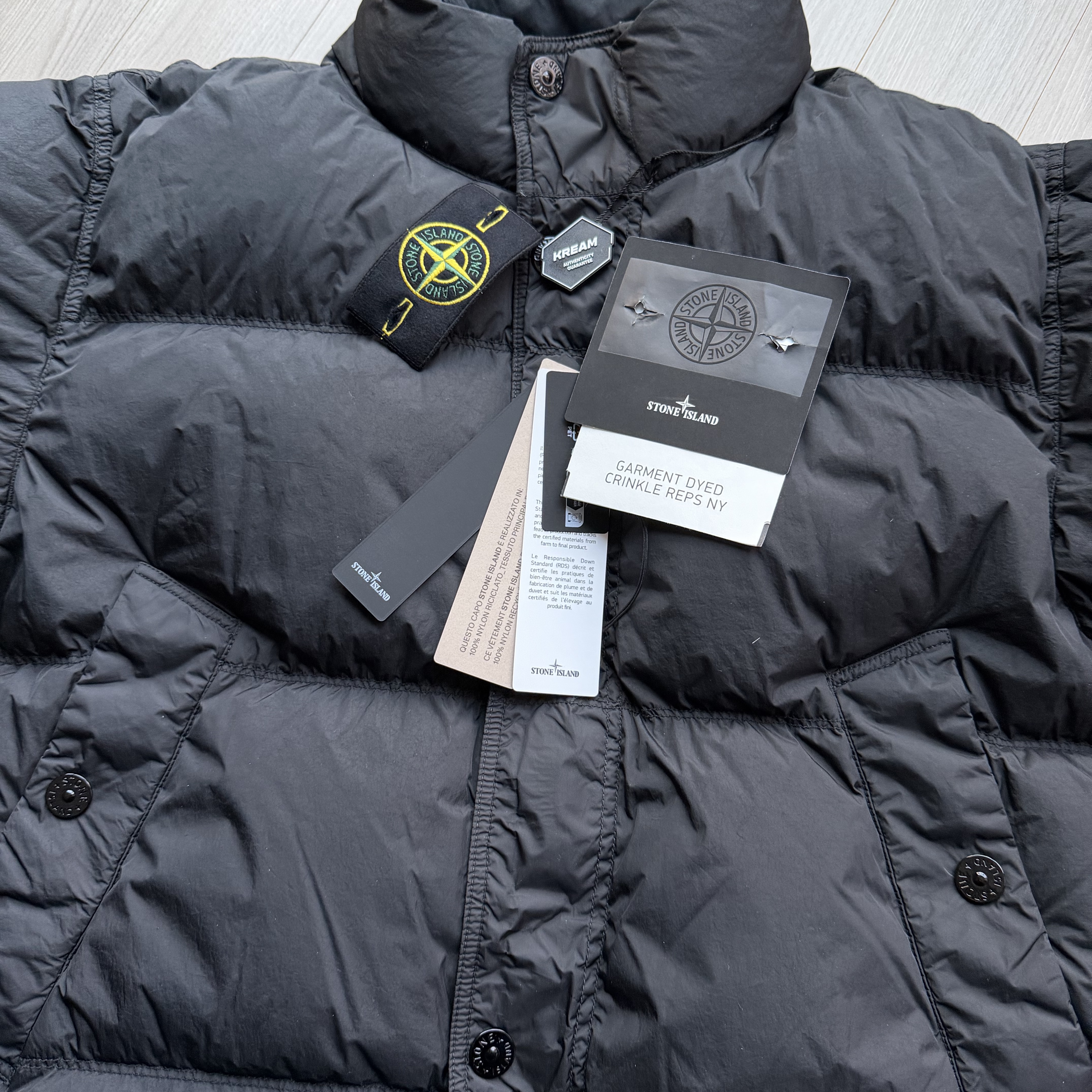 Stone Island 4100010 Crinkle Reps NY Recycled Nylon Down Jacket with Wind Resistant Black - 25FW 착용 스타일