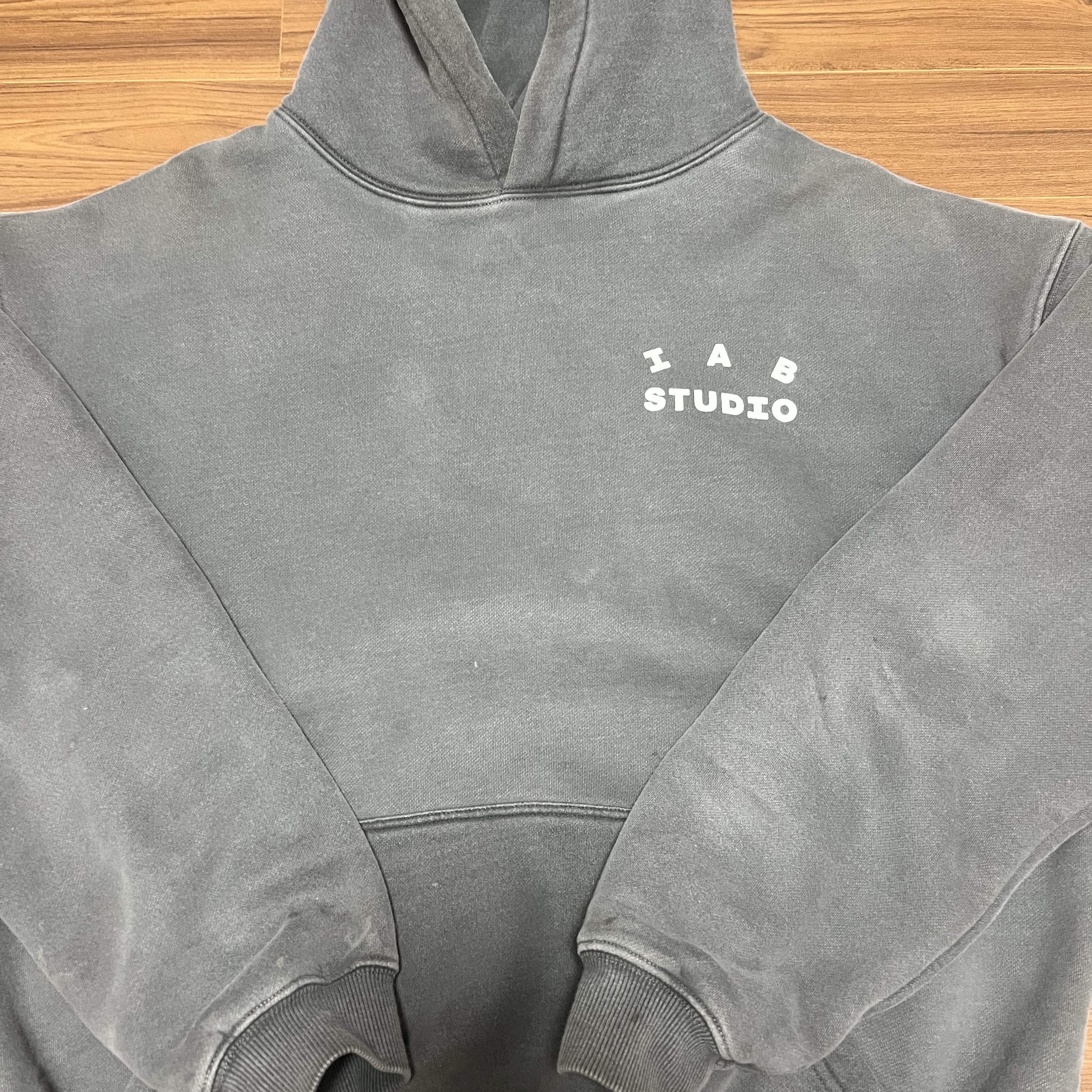 IAB Studio Pigment Hoodie Black 착용 스타일