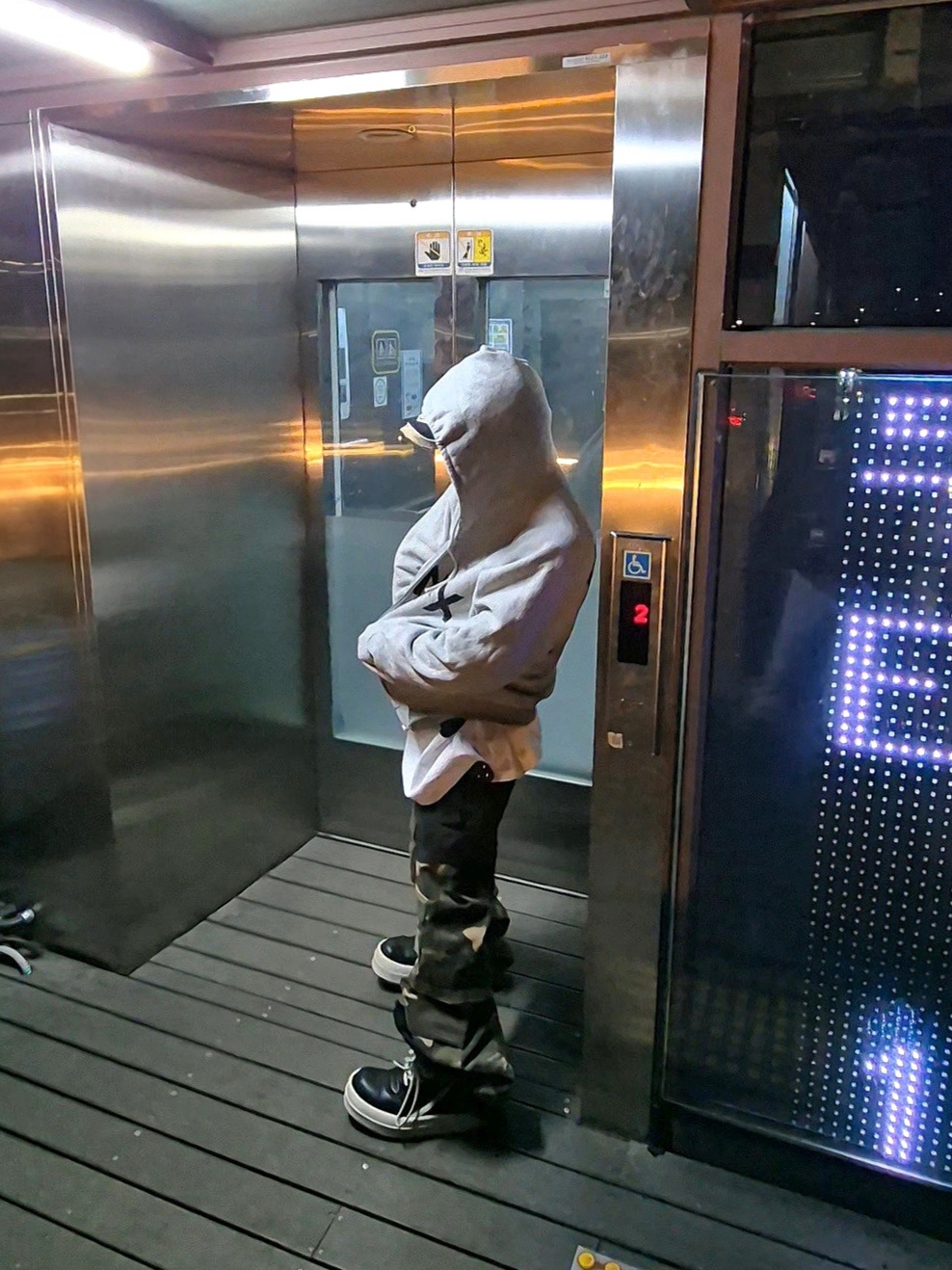 Yeezy HD-10 Grey - Korea Limited 착용 스타일