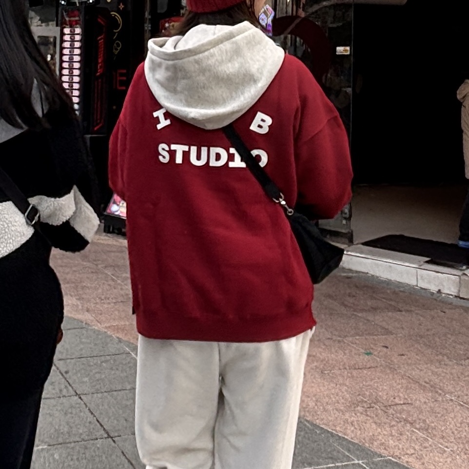 IAB Studio 24 Christmas Hoodie Burgundy Oatmeal 착용 스타일
