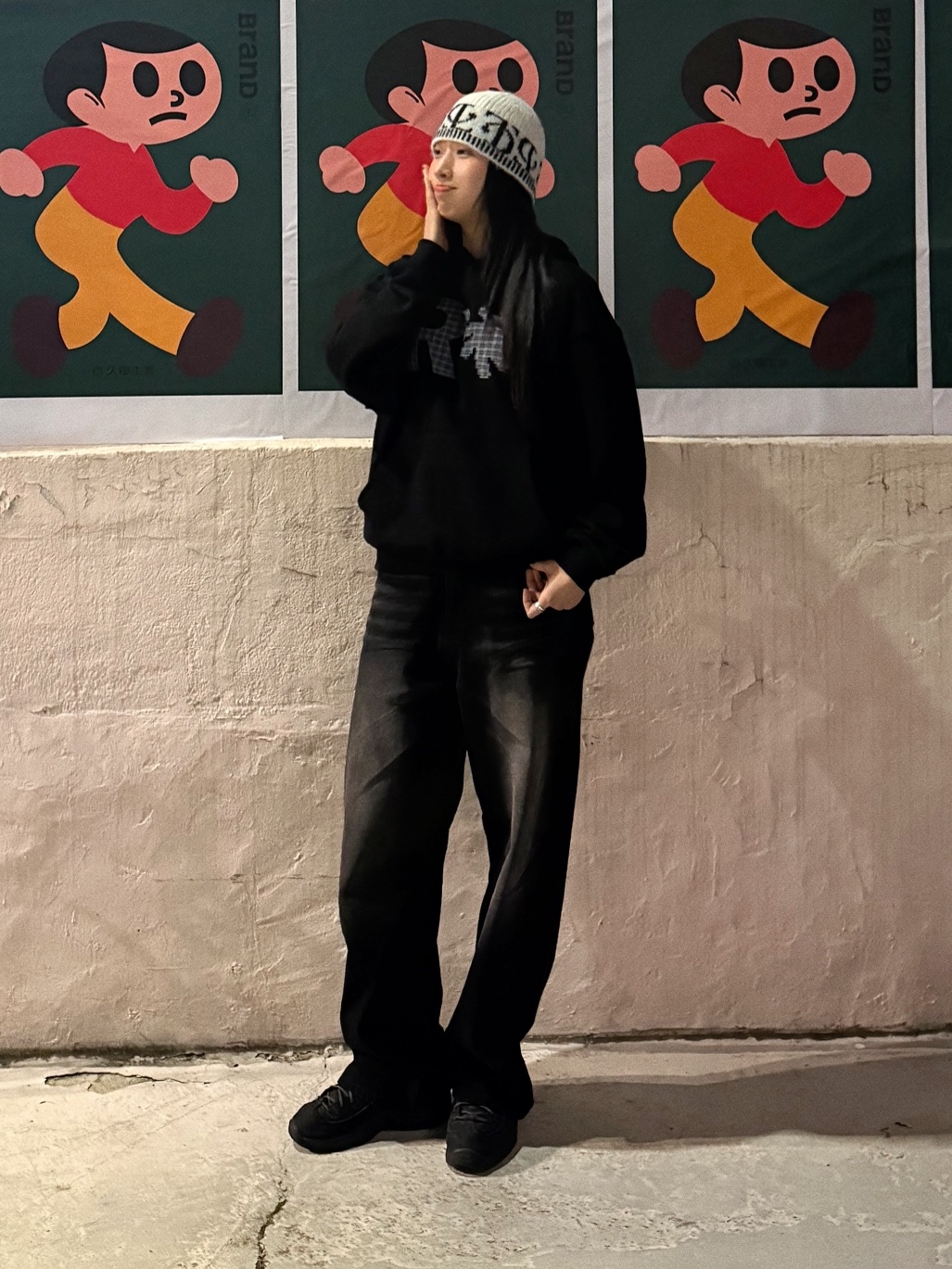 SLOW RECORD HOUSE Check Patch Hoodie Black 착용 스타일 - 1