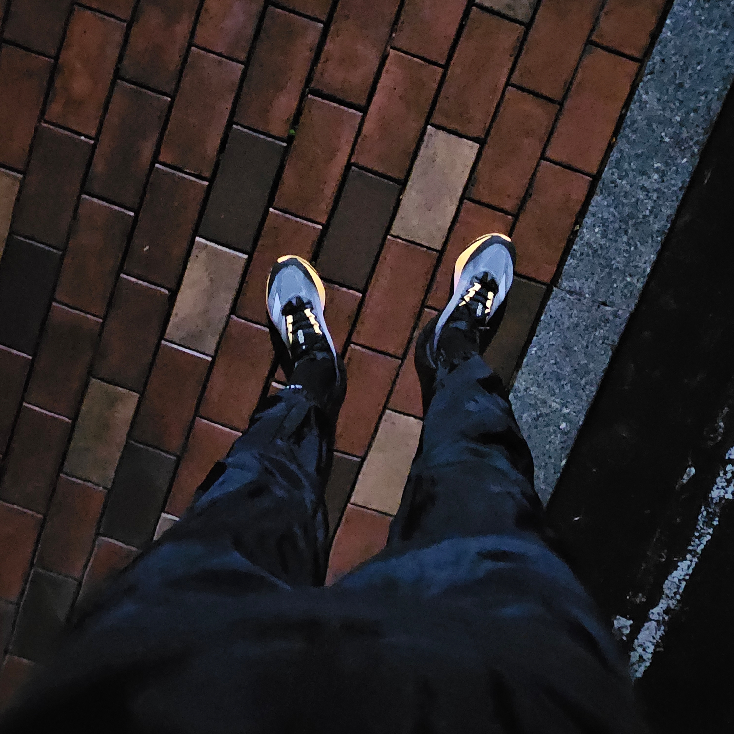 Adidas Adizero Boston 12 Core Black Zero Metalic 착용 스타일