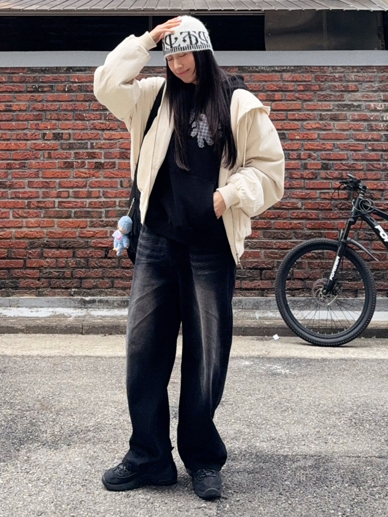 SLOW RECORD HOUSE Check Patch Hoodie Black 착용 스타일 - 4