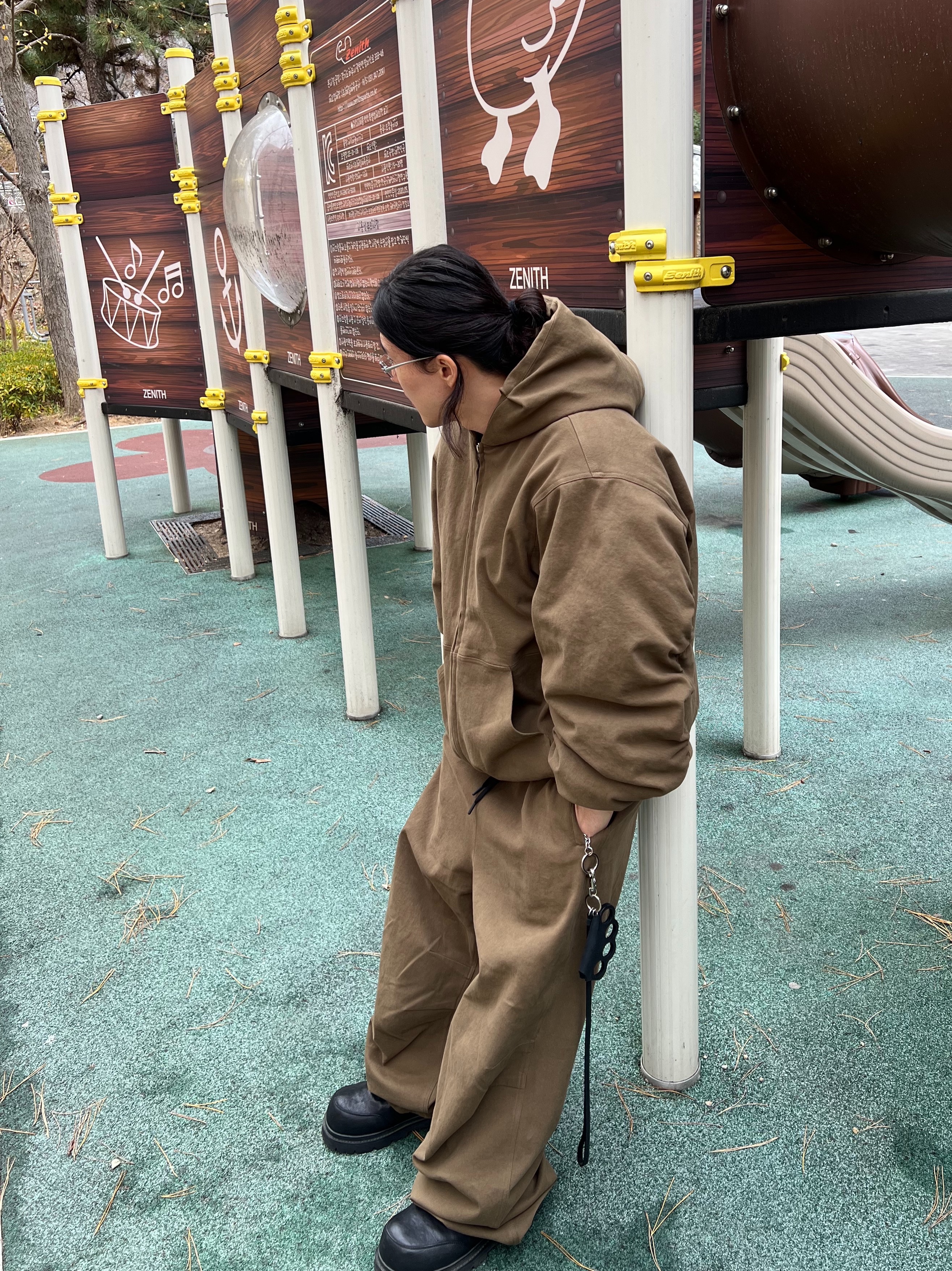 Nonnod Moleskin Shirring Bomber Khaki Brown, Nonnod Moleskin Track Pants Khaki Brown 착용 스타일 - 4