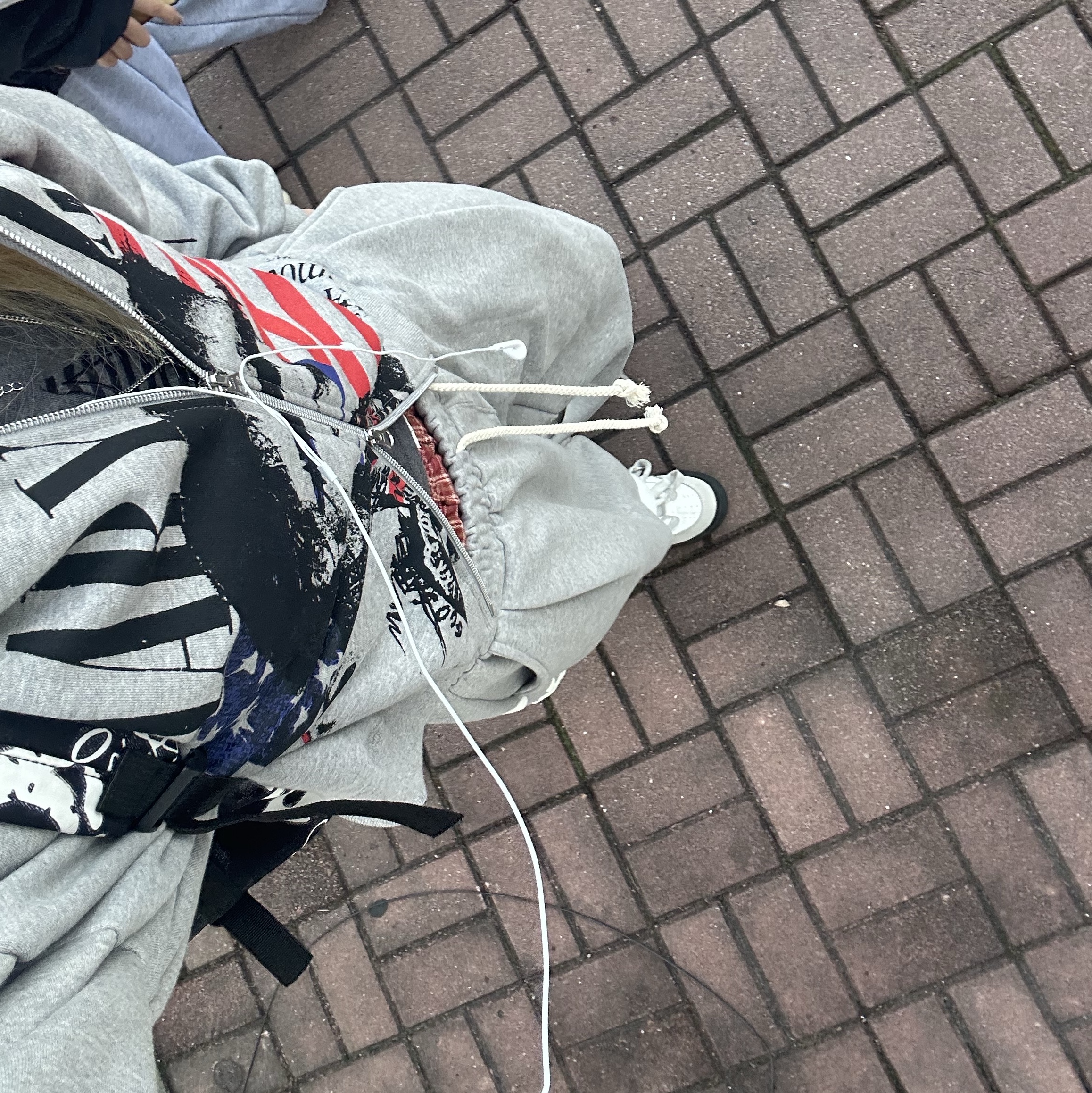 AMOU Molly One Tuck Sweat Pants Gray 착용 스타일 - 2