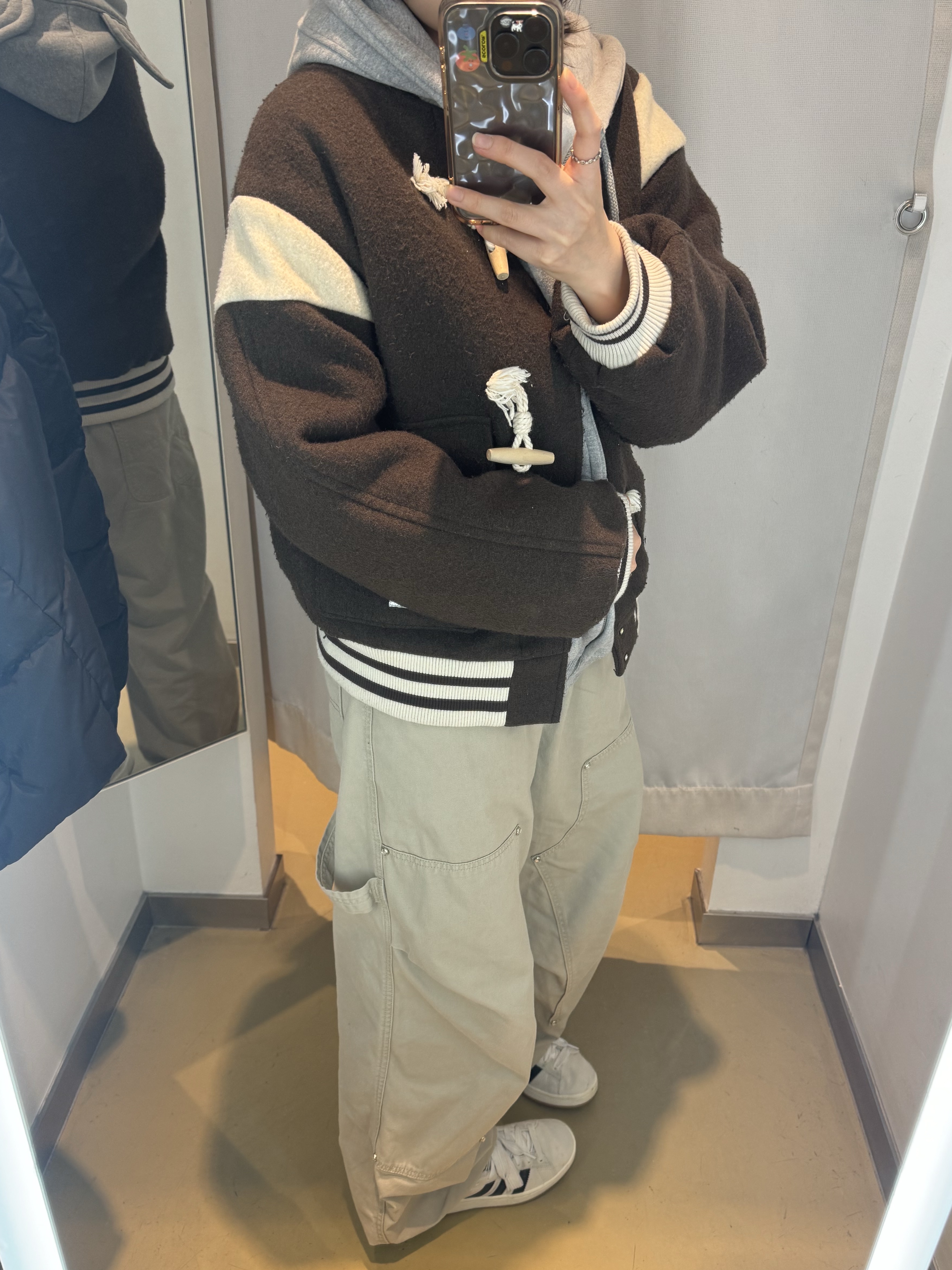 Yegg Wing Hoodie Gray 착용 스타일 - 1