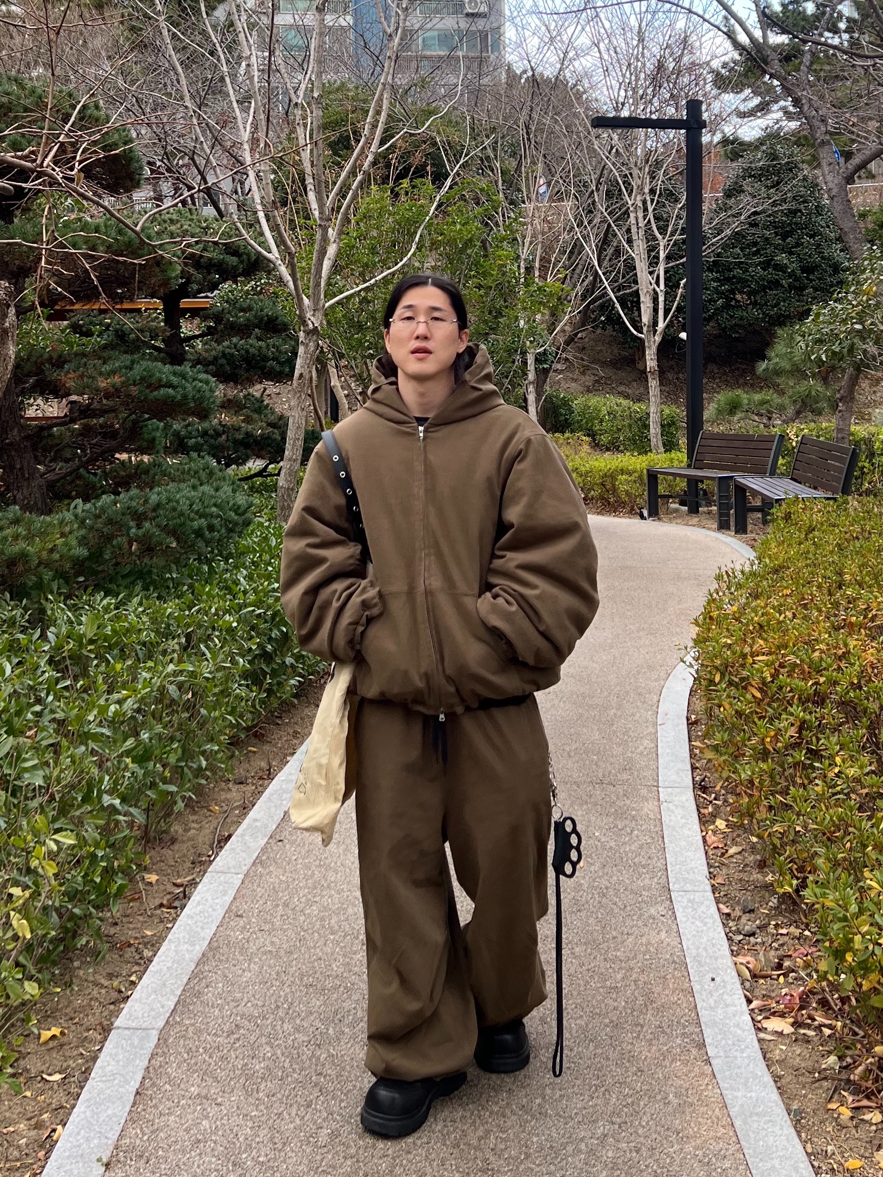 Nonnod Moleskin Shirring Bomber Khaki Brown, Nonnod Moleskin Track Pants Khaki Brown 착용 스타일 - 2