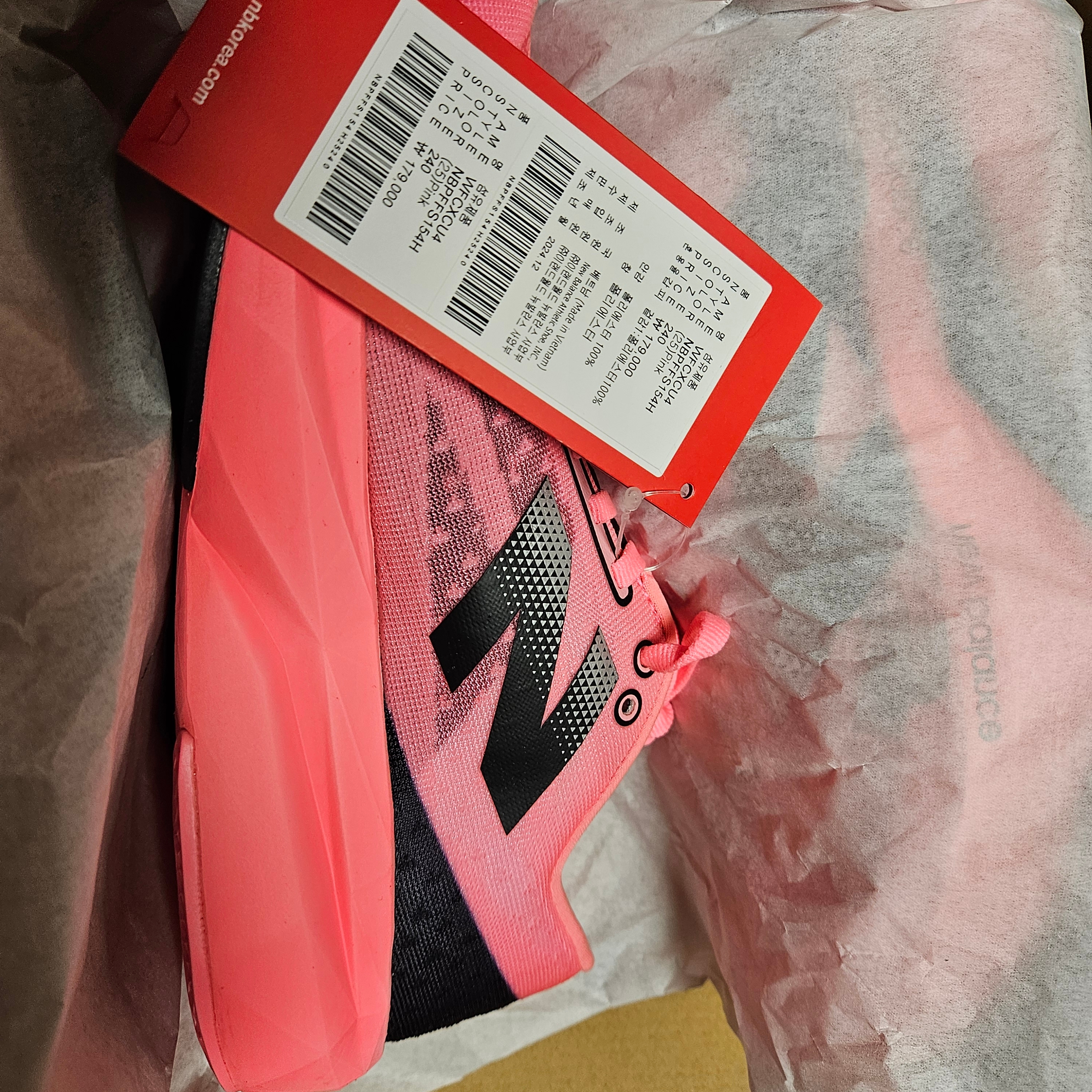(W) New Balance FuelCell Rebel v4 Ultra Pink Black - B Standard 착용 스타일