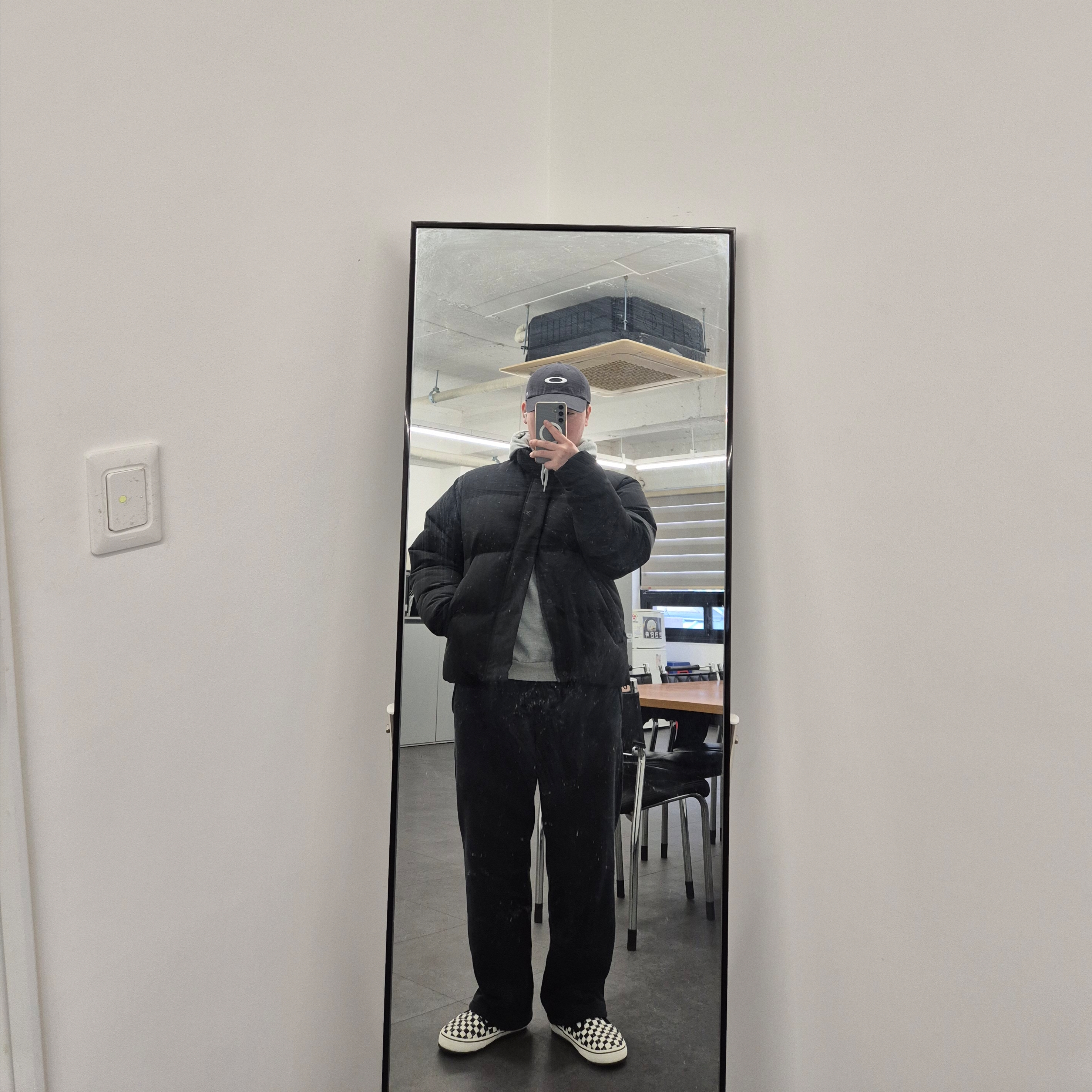 Oakley Remix Dad Hat Blackout, Vans Slip-er 2 Checkerboard 착용 스타일